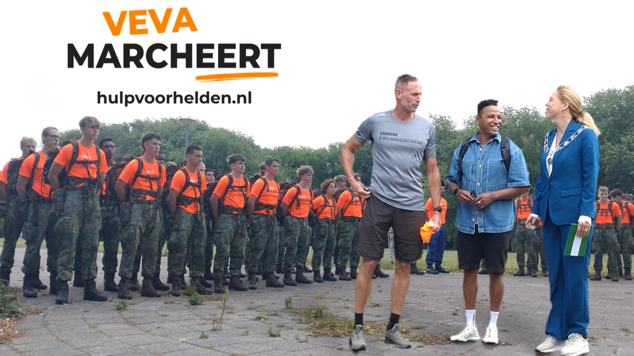 Trots op de VeVa studenten van Zadkine! Na een mars van 10 kilometer waarmee zij onze Nationale Veteranendag aankondigden, werden zij bij het Witte Anjerperkje op de Oude Plantage in Rottedam, toegesproken door de zeer betrokken burgemeester Carola Schouten. Bekijk de video in het artikel en zie hoe de studenten werden begeleid door de tambours en pijpers van het Korps Mariniers.

Sponsor de inzet van deze studenten en steun zo de projecten van Hulp voor Helden: https://lnkd.in/eSY5NsZe

#VeVa #Zadkine #WitteAnjer #Veteranen #NLWaardeert #Rotterdam #WerkenBijDefensie