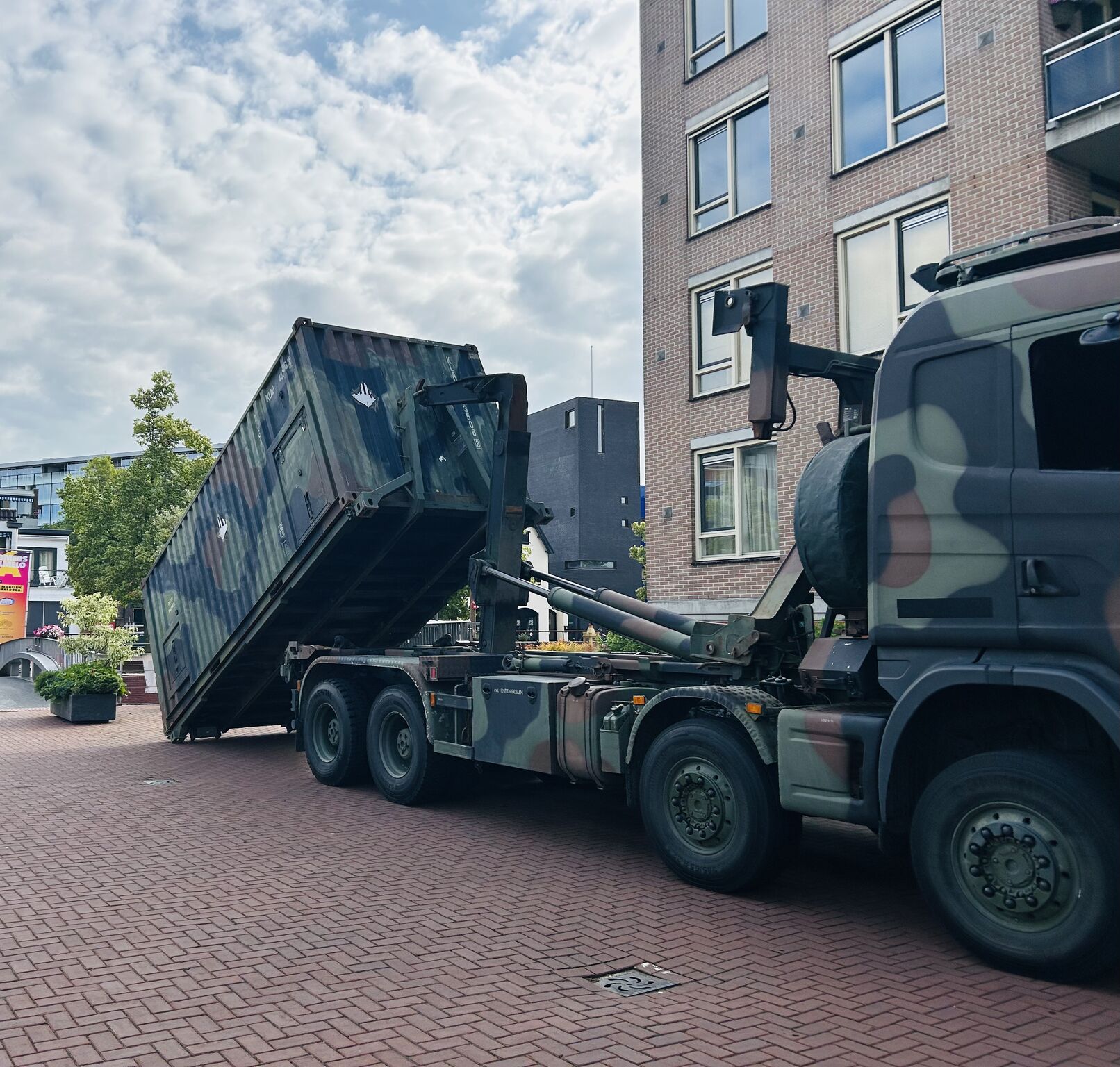 Ontmoet Defensie vandaag en morgen bij het Zomers Almelo event!! 
Je kunt komen klimmen 🧗 bij ons en allerlei vragen laten beantwoorden die je hebt over hoe het is om te werken bij dit mooie bedrijf Defensie! Onze Recruiters staan voor je klaar! 💪🏽🫡

#werkenbijdefensie

https://lnkd.in/ePp3_q4z