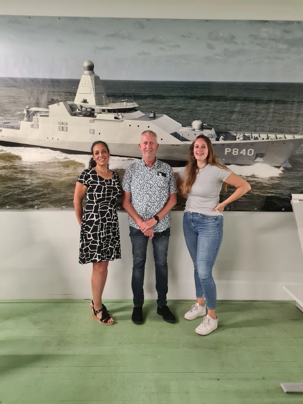 Vandaag had ik het voorrecht om op bezoek te zijn in Den Helder bij een bijzonder inspirerende man: Theo Huiberts van Defensie. Theo is al meer dan 15 jaar met hart en ziel praktijkcoördinator en begeleidt, onder supervisie van Erik Ester, inmiddels ruim 130 leerlingen en arbeidsparticipanten binnen de organisatie.

Samen met zijn team leidt hij deze talenten op tot waardevolle krachten, onder andere als begeleiders van bezoekers en in het magazijn, waar ze niet alleen leren, maar ook écht werkervaring opdoen. De opleidingen zijn op niveau 1 t/m 4, en de ontwikkeling van de mens staat altijd centraal.

Wat Theo doet is méér dan begeleiden – het is coachen, inspireren en kansen creëren. Zijn toewijding aan inclusie en persoonlijke groei is bewonderenswaardig.

Mooi om te zien hoe hij – samen met o.a. Laura Eugelink en Frouwine De Wijn  InWerking  – actief bijdraagt aan het bieden van perspectief voor mensen met een afstand tot de arbeidsmarkt. Want ook binnen Defensie is er plek voor ieders talent!

Wat een prachtige samenwerking en wat een krachtig voorbeeld van wat er mogelijk is als we geloven in mensen. 🙌

#inclusie #arbeidsparticipatie #defensie #praktijkleren #leerwerkplek #inspiratie #inwerking #kansencreëren #werkenbijdefensie #samenwerking #toekomstgericht #CLSK