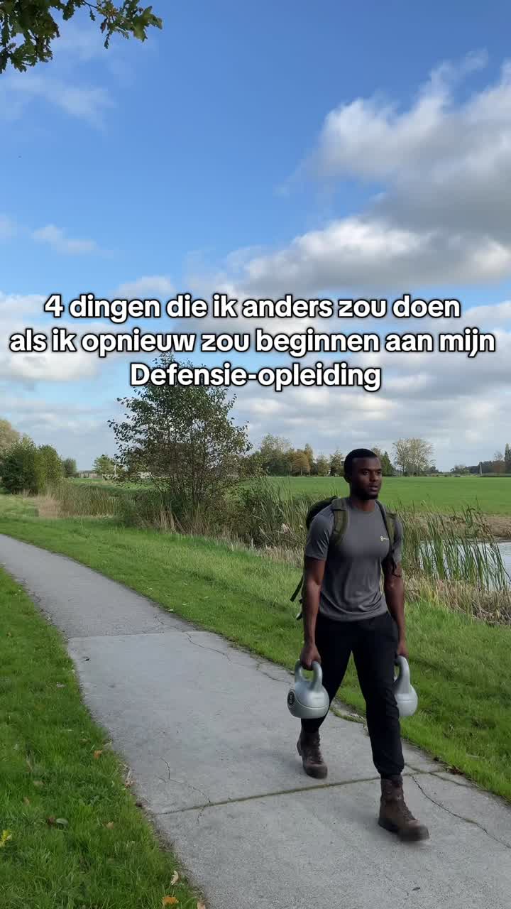 1.	Niet alleen krachttraining doen, maar hybride trainen.
Veel focussen alleen op spiermassa, maar vergeten conditie, mobiliteit en uithoudingsvermogen.
👉 Wat ik anders zou doen: Combineer kracht met hardlopen, marsen, zwemmen en functionele oefeningen. Train alsof je een atleet én militair bent.
2.	Trainen op hoge intensiteit (hartslag & verzuring).
Veel stoppen zodra ze vermoeid raken.
👉 Wat ik anders zou doen: Train op hartslag en gewenning aan verzuring — korte rust, hoge intensiteit.
Zo leer je presteren terwijl je moe bent.
🧠 Zo train je ook je grijze massa: blijven gas geven, blijven doorgaan — ook als je hoofd ‘nee’ zegt.
3.	Meer trainen met je eigen lichaamsgewicht.
👉 Wat ik anders zou doen: Zorg dat je zoveel mogelijk traint met je eigen lichaamsgewicht.
Dat voorkomt blessures, en je pezen worden sterker, waardoor je de kans op overbelasting verkleint. #PutInTheWork #werkenbijdefensie #Bootcamp #militaire #gym