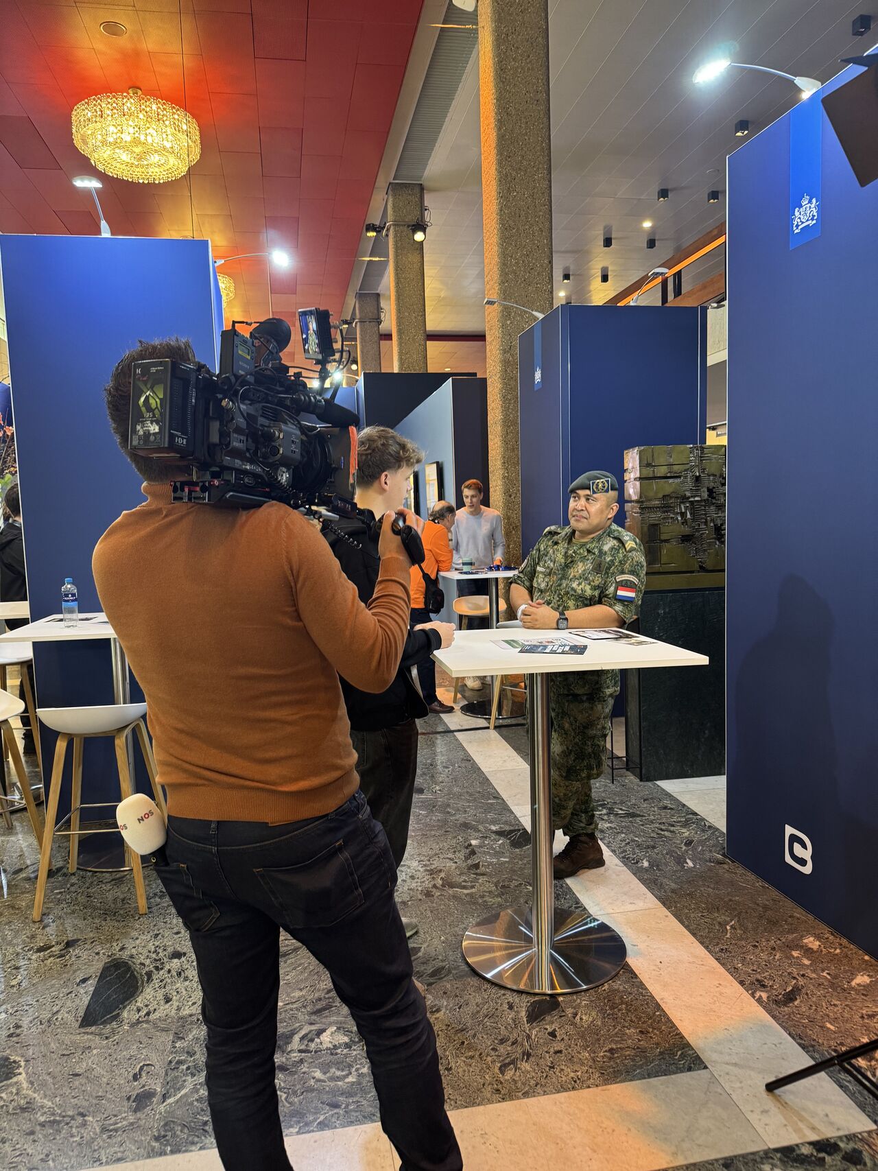 Afgelopen twee dagen mocht ik samen met collega’s mensen informeren over hun opties bij het Ministerie van Defensie tijdens Defensie Base Camp in De Doelen Rotterdam. Op de eerste dag mocht ik deelnemen aan een item voor het NOS wat als goed is volgende week dinsdag tijdens het slotdebat voor de verkiezingen wordt uitgezonden. 

[Alt-tekst in foto]

#defensie #dosco #clas #dcpl #werkenbijclas #koninklijkelandmacht #landmacht #werkenbijdefensie #buddybijdefensie #buddy #verbindingdienst #verbindelaar #defensieinclusief #diversiteit #inclusie