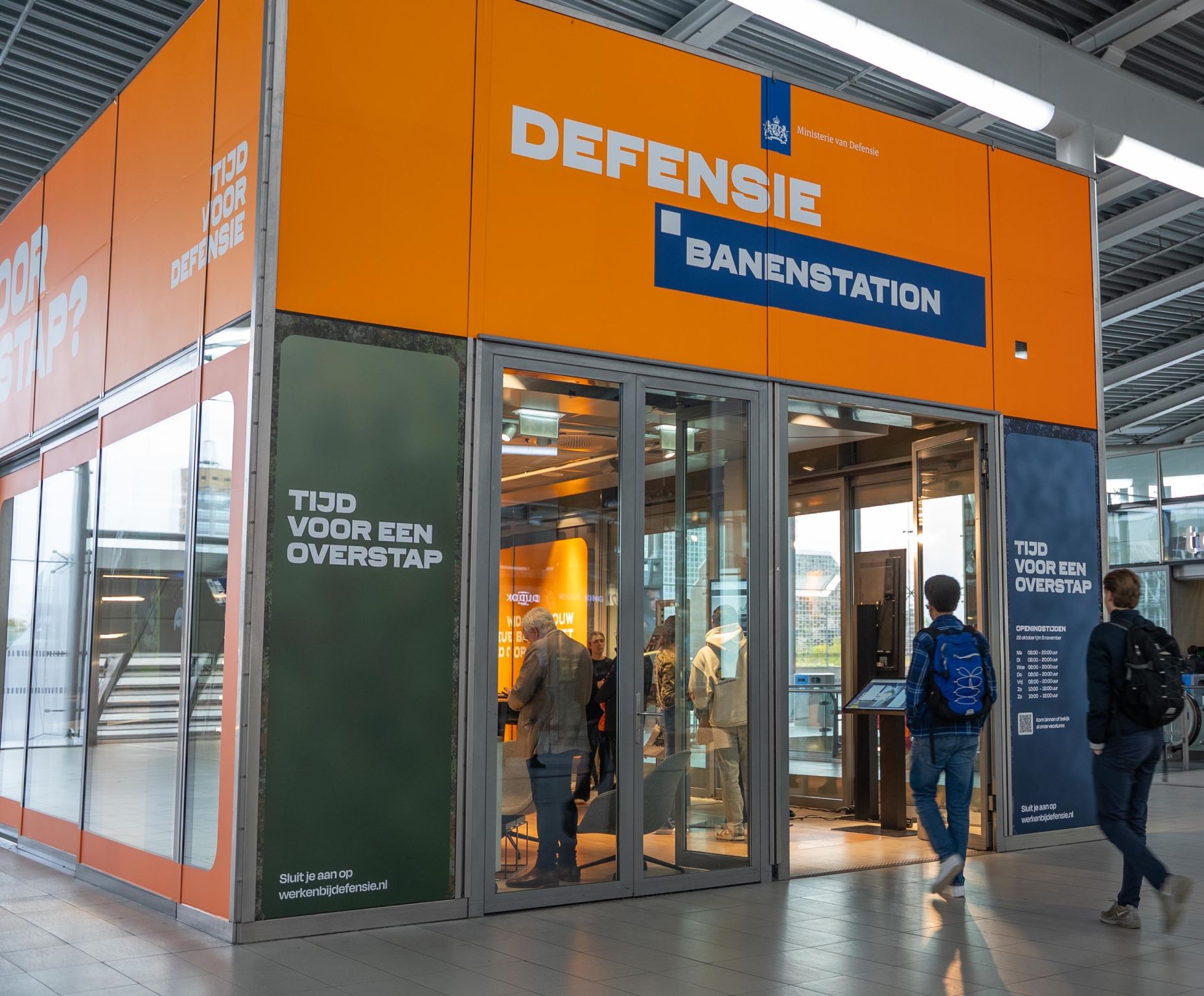 Als niet-militair toch een verschil maken voor de veiligheid van Nederland? Hoe kan dat?

Dat vertellen onze collega’s je graag in de pop-up store op Utrecht Centraal! 👋 

Van 28 oktober tot en met 9 november vertellen collega’s van Commando Materieel en IT, Joint IV Commando, Defensie Ondersteuningscommando (DOSCO) en Materieellogistiek Commando - MatlogCo hoe jij kunt bijdragen aan het Ministerie van Defensie. Vandaag kwamen ook de Staatssecretaris van Defensie - Gijs Tuinman, plaatsvervangend commandant DOSCO generaal-majoor Menno Kersbergen en COMMIT HR-directeur Rivka Albek langs om te zien en te horen wat er te doen is in de pop-up store.  

We hebben elke professional hard nodig. De huidige geopolitieke spanningen en maatschappelijke veranderingen vragen om actie. Onze krijgsmacht heeft het beste materieel en de beste IT nodig om ons grondgebied en dat van onze bondgenoten te blijven beschermen. Dat kunnen we niet zonder de inzet van onze mensen. 💪

Dus, ben jij een professional op het gebied van:

✔️Logistiek
✔️Techniek
✔️ICT
✔️Cyber
✔️Zorg
✔️Beveiliging

Kom dan de komende 2 weken naar Utrecht Centraal! 

#WijZijnCOMMIT #DOSCO #Matlogco #JIVC #Defensie #WerkenBijDefensie #Vacatures #PopUpStore