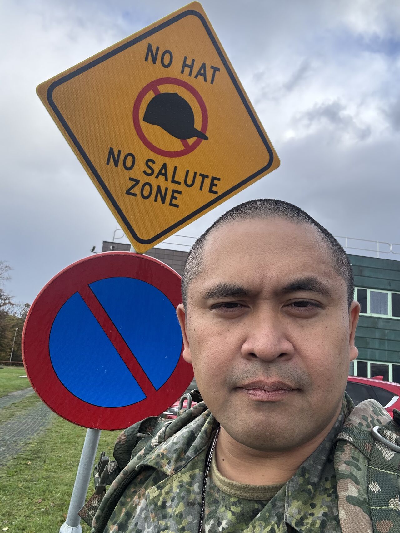 Gisteren waren wij (recruiters van regio-west) te gast op vliegbasis Gilze-Rijen voor o.a. meer inzicht te krijgen in vliegtuigtechniek. Kijken hoe wij als recruiters beter mensen kunnen informeren over de verschillende mogelijkheden bij de Koninklijke Luchtmacht betreft vliegtuigtechniek.

Op verschillende locaties kwamen wij het volgende bord tegen. Waarom denken jullie dat dit nodig is?

[Alt-tekst in foto]

#defensie #dosco #clas #dcpl #werkenbijclas #koninklijkelandmacht #landmacht #werkenbijdefensie #buddybijdefensie #buddy #verbindingdienst #verbindelaar #defensieinclusief #diversiteit #inclusie