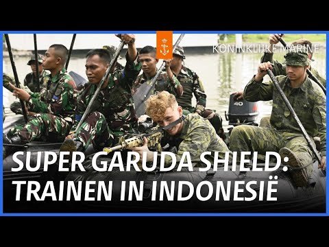 Tijdens oefening Super Garuda Shield 2025 nemen mariniers deel aan een intensief trainingsprogramma dat bestaat uit een 'Small Unit Training' met onderdelen als Small Boat Training, Jungle Survival, Jungle Patrol en Close Quarter Battle (CQB). 

De oefening richt zich op het voorbereiden van mariniers op operationeel optreden in de jungle en wordt uitgevoerd in samenwerking met Indonesische, Japanse, Zuid-Koreaanse en Amerikaanse mariniers.

⚓ Abonneer om niks te missen ⇨ https://bit.ly/KoninklijkeMarine_abonneren

⚓ De Koninklijke Marine zet zich met vloot en mariniers wereldwijd in voor veiligheid op en vanuit zee. In Nederland en in het buitenland helpt de marine bij crisisbeheersingsoperaties, humanitaire hulpoperaties en bij rampen. De Koninklijke Marine is het oudste onderdeel van de Nederlandse krijgsmacht. Wil jij werken bij de Koninklijke Marine? Neem dan een kijkje op: https://werkenbijdefensie.nl/marine

⚓ De schepen bij de marine heten ook wel vlooteenheden. Er zijn 3 categorieën vlooteenheden: grote bovenwatereenheden (6 fregatten, 2 amfibische transportschepen, 1 logistiek ondersteuningsschip, 4 patrouillevaartuigen), kleine bovenwatereenheden (6 mijnenbestrijdingsvaartuigen, 2 hydrografische opnemingsvaartuigen, 1 torpedowerkschip, 1 ondersteuningsvaartuig in het Caribisch gebied,  1 zeilend opleidingsschip, 1 marineopleidingsvaartuig en 4 duikvaartuigen) en onderwatereenheden (4 onderzeeboten van de Walrus-klasse).

⚓ Volg de Koninklijke Marine:
Instagram ⇨ https://www.instagram.com/koninklijkemarine/ & https://www.instagram.com/korpsmariniers1665/ & https://www.instagram.com/defensiecaribischgebied/
Facebook ⇨  https://www.facebook.com/KoninklijkeMarine & https://www.facebook.com/korpsmariniers1665 & https://www.facebook.com/DefensieCaribischGebied/
Twitter ⇨ https://twitter.com/kon_marine & https://twitter.com/korpsmariniers & https://twitter.com/DefensieCarib
LinkedIn ⇨  https://www.linkedin.com/company/koninklijkemarine & https://www.linkedin.com/in/korpsmariniers1665/
Website ⇨ https://www.marine.nl 

⚓ Check ook het kanaal van:
Ministerie van Defensie ⇨ https://www.youtube.com/user/defensie
Koninklijke Landmacht ⇨ https://www.youtube.com/c/KoninklijkeLandmacht
Koninklijke Luchtmacht ⇨ https://www.youtube.com/c/Luchtmacht
Koninklijke Marechaussee ⇨ https://www.youtube.com/c/KoninklijkeMarechausseeofficieel
Werken bij Defensie ⇨ https://www.youtube.com/user/werkenbijdefensie

#KoninklijkeMarine #Marine