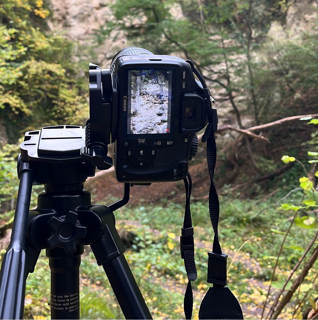 Vorige week kregen wij via Survival Limburg de bijzondere kans om foto’s en video’s te maken tijdens een militaire oefening in Geulhem.

Tijdens deze training waren honderden militairen betrokken, die samen met Survival Limburg oefeningen uitvoerden.
Wij mochten het avontuur van dichtbij vastleggen: van tokkelen, ziplinen en abseilen tot oefeningen diep in de Groeve, waar militairen in het donker op pad gingen.

Een super leuke dag. 

Wij willen ook graag Dominique Grosjean bedanken voor deze kans.

#Bedrijfshaven #Defensie #Fotograferen #Content #Creatie #Drukwerk #Geulehem #Werkenbijdefensie #SurvivalLimburg #Videografie