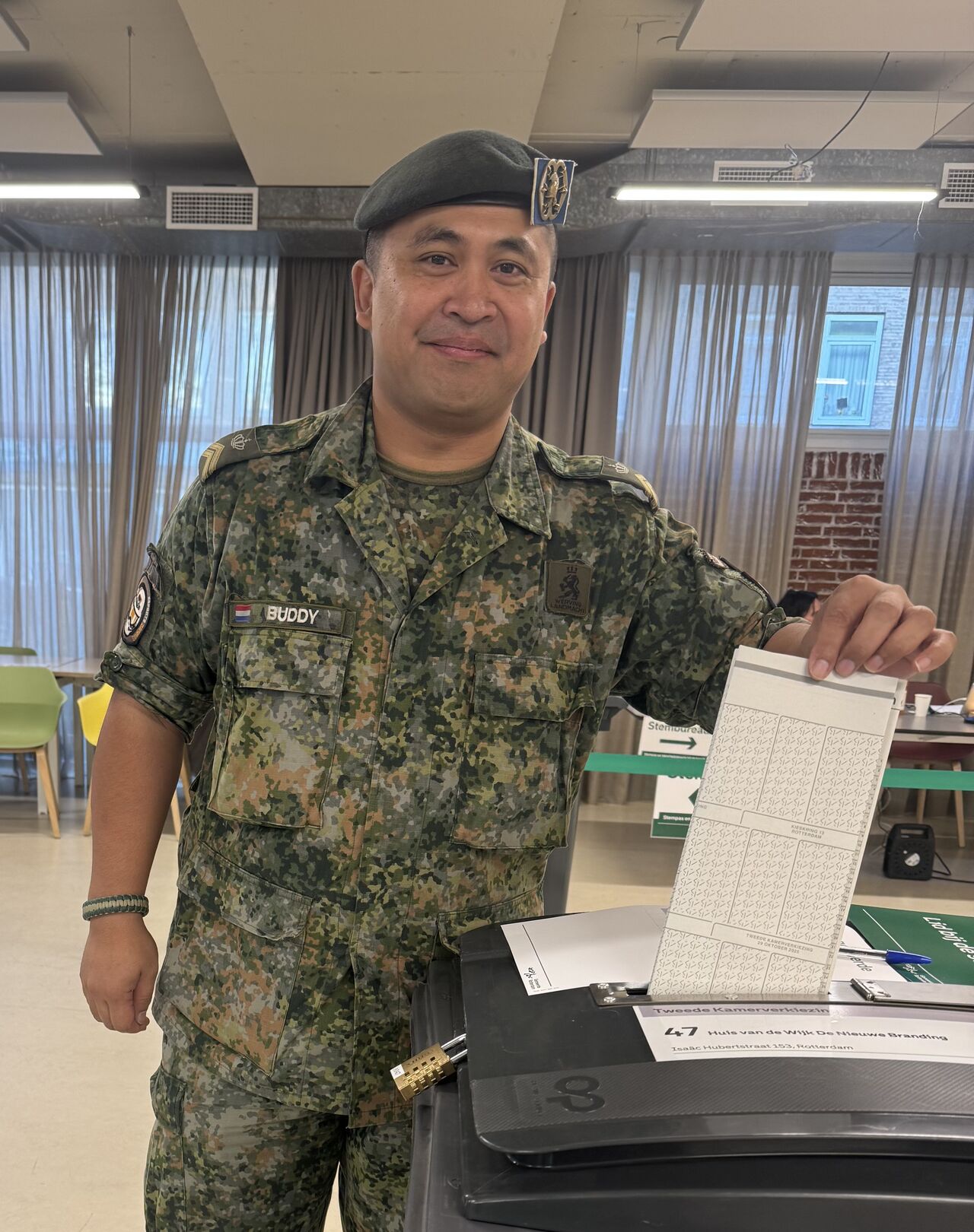 Heb jij al gestemd? Vandaag zijn in het hele land de stembureaus tot 21:00 uur geopend. Maak gebruik van uw stemrecht en bepaal wie er in de Tweede Kamer komt.

[Alt-tekst in foto]

#defensie #dosco #clas #dcpl #werkenbijclas #koninklijkelandmacht #landmacht #werkenbijdefensie #buddybijdefensie #buddy #verbindingdienst #verbindelaar #defensieinclusief #diversiteit #inclusie