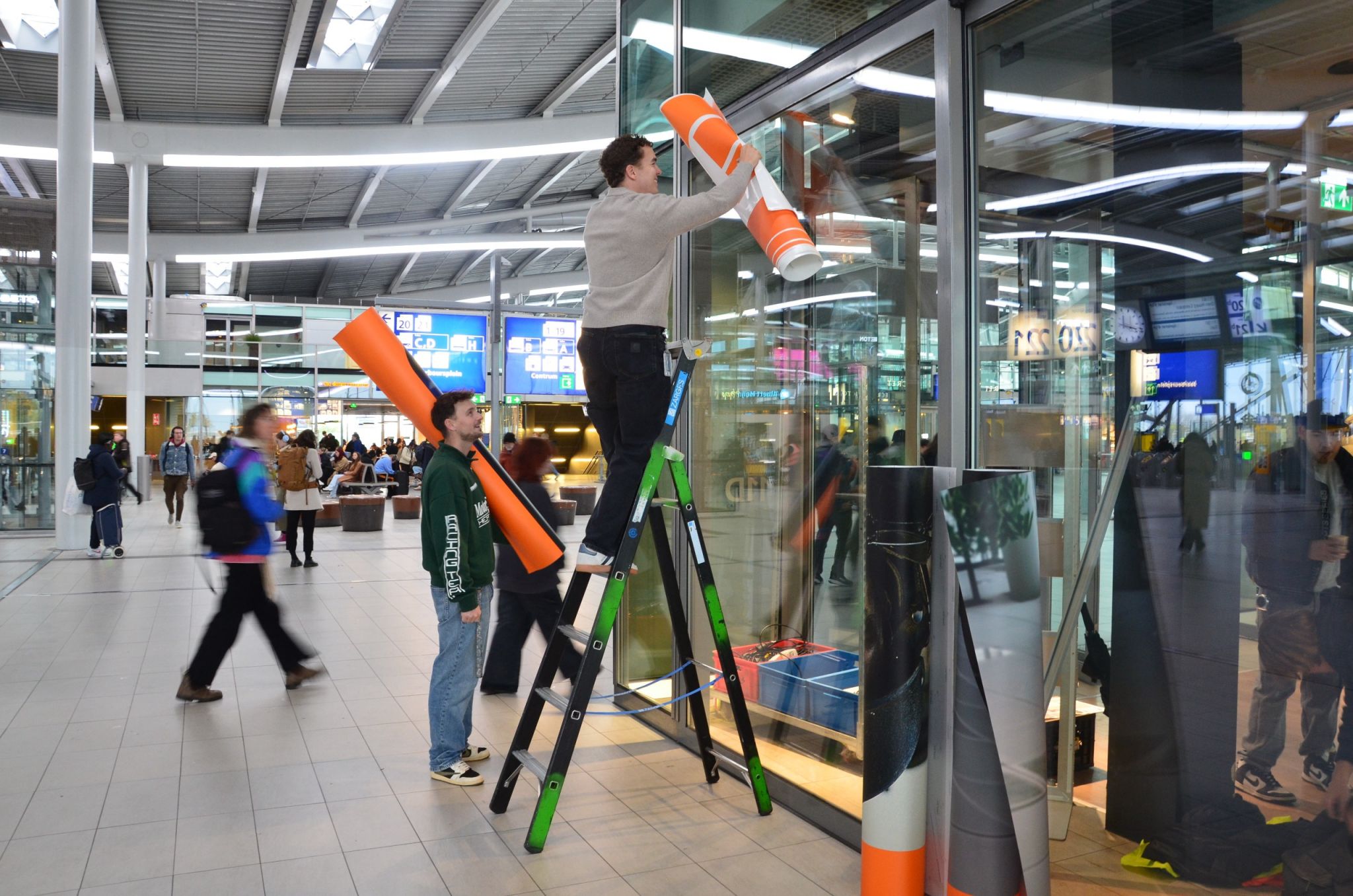 COMMITTERS laten zien dat het nu echt ‘Tijd voor Defensie’ is, ook als niet-militair!
 
Het wervingteam van Commando Materieel en IT (COMMIT) is momenteel druk. Vorige week stonden ze nog op Basecamp Defensie 4.000 geïnteresseerden te woord. Deze en volgende week zijn ze te vinden in de Pop-Up Store op Station Utrecht Centraal. Hier beantwoorden ze vragen over hoe het is om bij COMMIT te werken. 
 
Dat doen ze zeker niet alleen. Ook nu staan onze COMMITTERS weer zij-aan-zij met collega’s van het Defensie Ondersteuningscommando (DOSCO) en het Materieellogistiek Commando - MatlogCo. Met elkaar zoeken we naar burgers en militairen die met hun kennis en kunde kunnen bijdragen aan de ondersteuning van de krijgsmacht.
 
De teams maken lange dagen, zowel in de voorbereiding als in de uitvoering. Maar de resultaten zijn er ook naar! We zijn vorig jaar met bijna 12 procent gegroeid en ook dit jaar gaan we die kant op. Dat is een geweldige prestatie. Om te kunnen blijven versnellen, opschalen en vernieuwen hebben we nog meer inkopers, controllers, IT-ers, engineers, project managers, HR-medewerkers, cyberspecialisten (en ga zo maar door!) nodig.💪
 
Ben je geïnteresseerd? Stap dan de Pop-Up Store binnen op Utrecht Centraal. Collega’s staan hier nog tot en met zondag 9 november (met gratis koffie).
 
Met elkaar, met militairen en burgers, realiseren we onze missie: het leveren van het beste materieel en de beste IT aan de krijgsmacht. Zo helpen we beschermen wat ons dierbaar is.
 
#WijZijnCOMMIT #DOSCO #Matlogco #Defensie #WerkenBijDefensie #Vacatures #PopUpStore