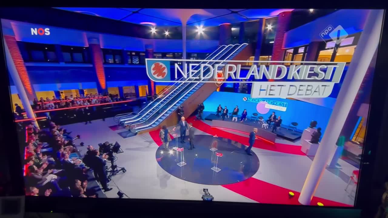 Gisterenavond was ik te zien tijdens Nederland Kiest Het Debat op NPO 1. Vorige week tijdens Defensie Base Camp in De Doelen Rotterdam werd ik gevraagd of ik hieraan wou meedoen. Ondanks dat ik maar een paar seconden in beeld kwam kreeg ik gelijk via verschillende social media kanalen te horen dat mensen mij op tv hadden gezien.

Vergeet vandaag a.u.b. niet te stemmen. Om 07.30 uur zijn in het hele land de stembureaus geopend en je kan tot 21.00 uur vanavond je stem uitbrengen voor de Tweede Kamerverkiezingen.

#defensie #dosco #clas #dcpl #werkenbijclas #koninklijkelandmacht #landmacht #werkenbijdefensie #buddybijdefensie #buddy #verbindingdienst #verbindelaar #defensieinclusief #diversiteit #inclusie