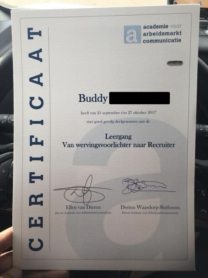 Throw Back Thursday

Deze foto was gemaakt op 27-10-2017 op de Trip van Zoudtlandt Kazerne in Breda. Wij als Defensie wervingsvoorlichters werden die week opgeleid tot recruiters. Grappig is dat wij nu met de reorganisatie weer terug gaan naar de benaming (en werkzaamheden van) wervingsvoorlichter. De cirkel is weer rond. 

[Alt-tekst in foto]

#defensie #dosco #clas #dcpl #werkenbijclas #koninklijkelandmacht #landmacht #werkenbijdefensie #buddybijdefensie #buddy #verbindingdienst #verbindelaar #defensieinclusief #diversiteit #inclusie #throwbackthursday #tbt