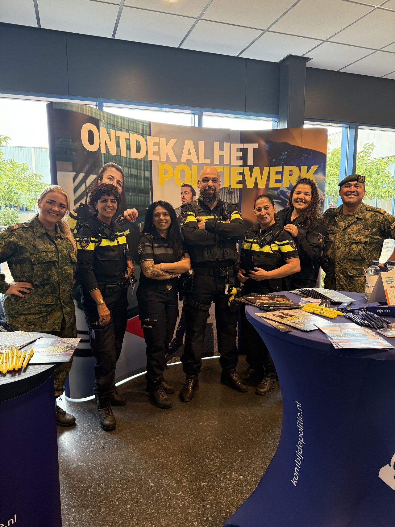 Vandaag staan wij, recruiters van het Ministerie van Defensie en Politie Nederland op de vierde editie van de Hoeksche Inspiratiedagen Beroepen- en banenmarkt. Mensen te informeren over hun mogelijkheden binnen onze unieke organisaties. Samen sterker!

[Alt-tekst in foto]

#defensie #dosco #clas #dcpl #werkenbijclas #koninklijkelandmacht #landmacht #werkenbijdefensie #buddybijdefensie #buddy #verbindingdienst #verbindelaar #defensieinclusief #diversiteit #inclusie
