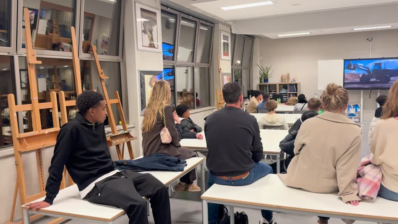 Gisteravond waren wij uitgenodigd voor de studiekeuze markt Delft. Wij stonden er met een stand en ik mocht 4 voorlichtingen geven en als je kunt zien, was er genoeg animo.

#defensie #dosco #clas #dcpl #werkenbijclas #koninklijkelandmacht #landmacht #werkenbijdefensie #buddybijdefensie #buddy #verbindingdienst #verbindelaar #defensieinclusief #diversiteit #inclusie