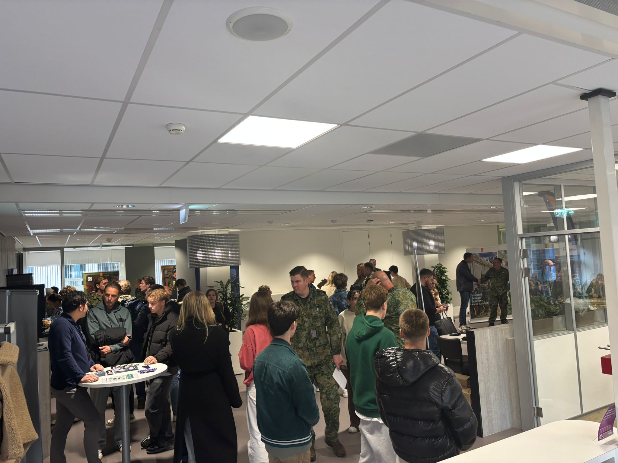 ✨ 𝗧𝗲𝗿𝘂𝗴𝗯𝗹𝗶𝗸 𝗼𝗽 𝗲𝗲𝗻 𝗴𝗲𝘀𝗹𝗮𝗮𝗴𝗱𝗲 𝗱𝗮𝗴 𝘃𝗼𝗹 𝗼𝗻𝘁𝗺𝗼𝗲𝘁𝗶𝗻𝗴 𝗲𝗻 𝗶𝗻𝘀𝗽𝗶𝗿𝗮𝘁𝗶𝗲! ✨

Afgelopen vrijdag 31 oktober vond het evenement plaats dat ik, vanuit het UWV en Werkcentrum Zuid-Holland Centraal, samen met Brian Molenaar van het Ministerie van Defensie heb mogen organiseren.

Tijdens deze informatiedag kwamen alle onderdelen van Defensie samen:
⚙️ Landmacht
✈️ Luchtmacht
⚓ Marine
👮 Marechaussee
🎖️ Reservisten

Met maar liefst 180 geïnteresseerden was de opkomst fantastisch! Bezoekers konden in gesprek gaan met recruiters en medewerkers van Defensie, en daarnaast deelnemen aan een voorlichtingssessie om meer te leren over de vele mogelijkheden binnen de organisatie.

Het was inspirerend om zoveel enthousiasme, nieuwsgierigheid en verbinding te zien tussen bezoekers en de verschillende afdelingen van Defensie.

Een groot dankwoord aan iedereen die aanwezig was — en in het bijzonder aan Brian Molenaar en het team van het Ministerie van Defensie voor de fijne samenwerking en inzet om dit tot een succes te maken. 💪🇳🇱

#UWV #Defensie #Samenwerking #Evenement #Landmacht #Luchtmacht #Marine #Marechaussee #Reservisten #Carrière #WerkenbijDefensie