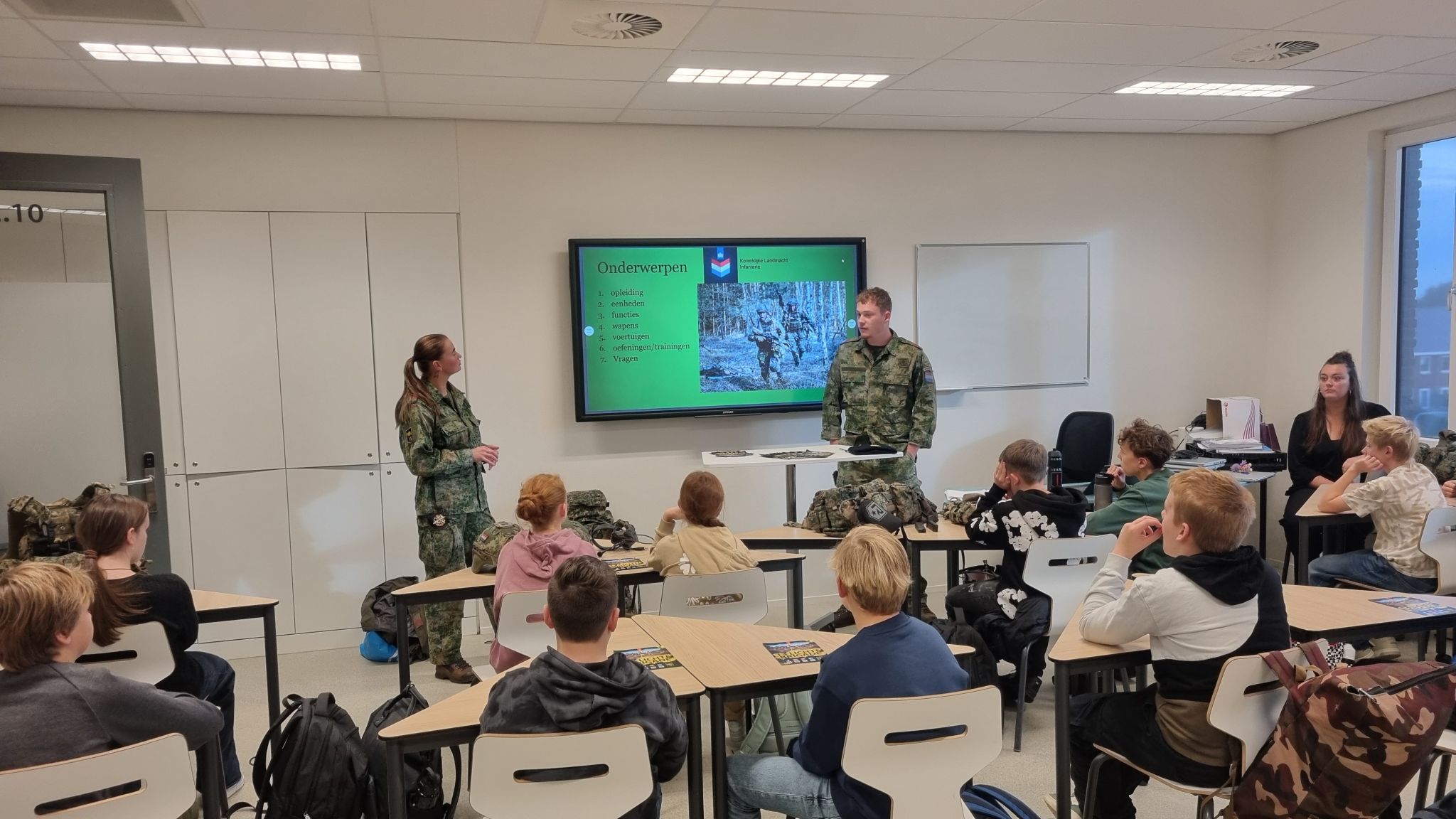 OUD-LEERLINGEN VERTELLEN OVER HUN WERK BIJ DEFENSIE | Hoe gaaf is dat!

Vrijdag 31 oktober kwamen twee oud-leerlingen vertellen over hun werk bij Defensie. Zij legden uit hoe ze tot hun beroepskeuze gekomen waren. Ook vertelden ze wat hun werk inhoudt, welke opleidingen ze nog volgen en wat dit werk interessant maakt.

Geïnteresseerde leerlingen uit km1e, vm1f, bk2a, bk2d én k3a luisterden aandachtig en deden goed mee met de sportopdracht. Ook mochten zij ervaren hoe het is om met bepakking om te lopen. Leerzame dag: bedankt Stan en Racheny!

#actiefcollege #vmbo #werkenbijdefensie #dehoekscheschool #oudbeijerland #hoekschewaard