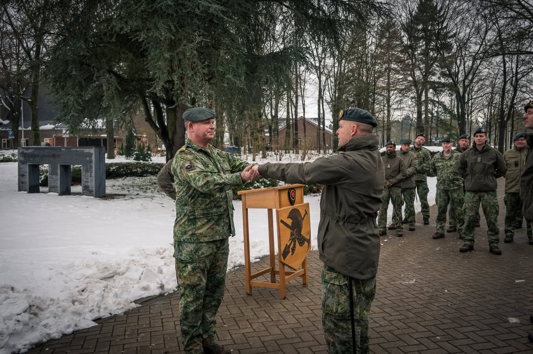 STOKOVERDRACHT/FUNCTIEAANVAARDING CSM 

Welkom Jack! Van SMOO staf staf bij 101 Geniebataljon naar CSM stafcompagnie 11 Panstergeniebataljon! Afgelopen week kreeg de compagnies sergeant majoor Jack de richtstok overhandigd van bataljonsadjudant De Vries. Dit keer was het een zogeheten ‘functieaanvaarding’ omdat de vorige csm al eerder van stoel is gegaan en de stok niet zelf kon overhandigen. 

Samen met militair en familie genodigden hebben we dit moment mogen vieren, en dat in de sneeuw! 

Jack heeft zijn vorige functie met plezier en resultaat uitgevoerd. Van harte gefeliciteerd met uw nieuwe functie namens het gehele bataljon. 

#11pantsergeniebataljon #bevordering #werkenbijdefensie