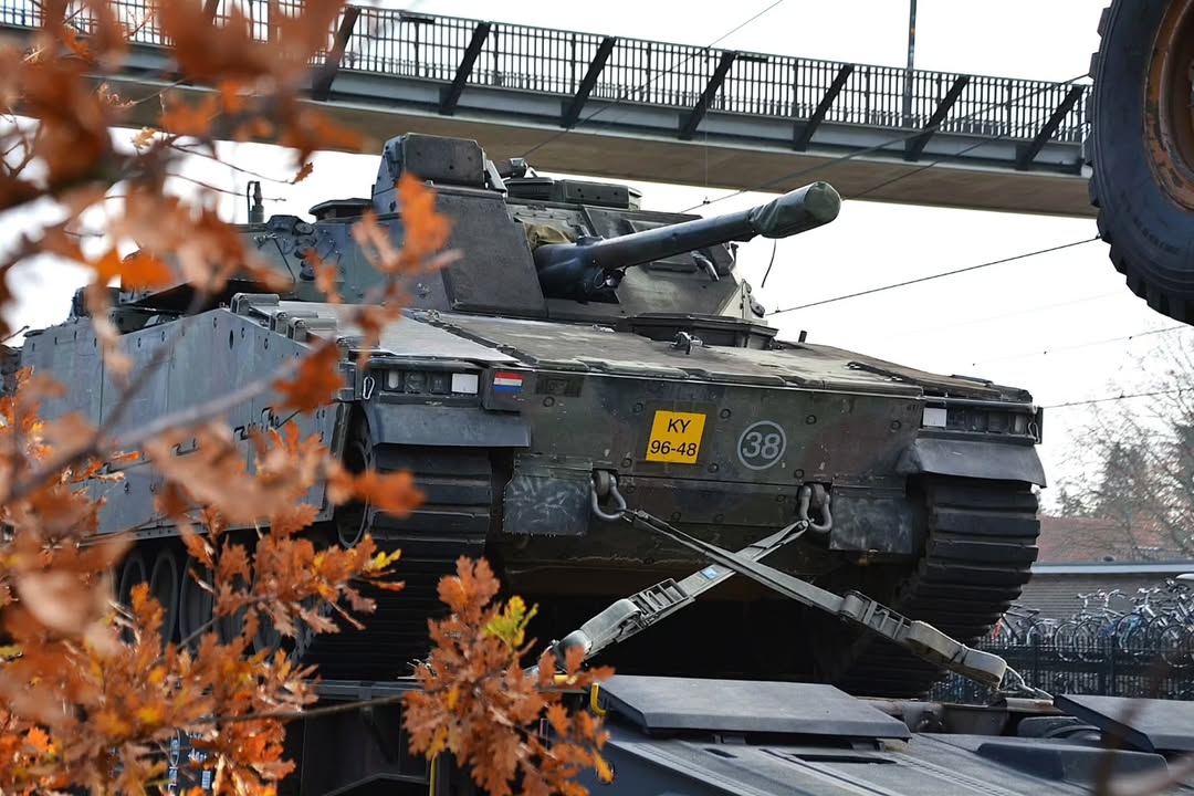 Dutch Cv90 and co at a railroad station.

#dutchpower #dutcharmy #dutchdefence #dutcharmy🇳🇱 #dutchmilitary #dutchmilitaryvehicles #koninklijkelandmacht #werkenbijdefensie #pantsers #pantsergenie #landmacht #militaryspotters #military_glory #militaryvehicle #military_beautiful_picture #militarytechnology #militarymuscl #militaryphotographer #militaryexercises #militarymuscle #armytech #43mechbrig