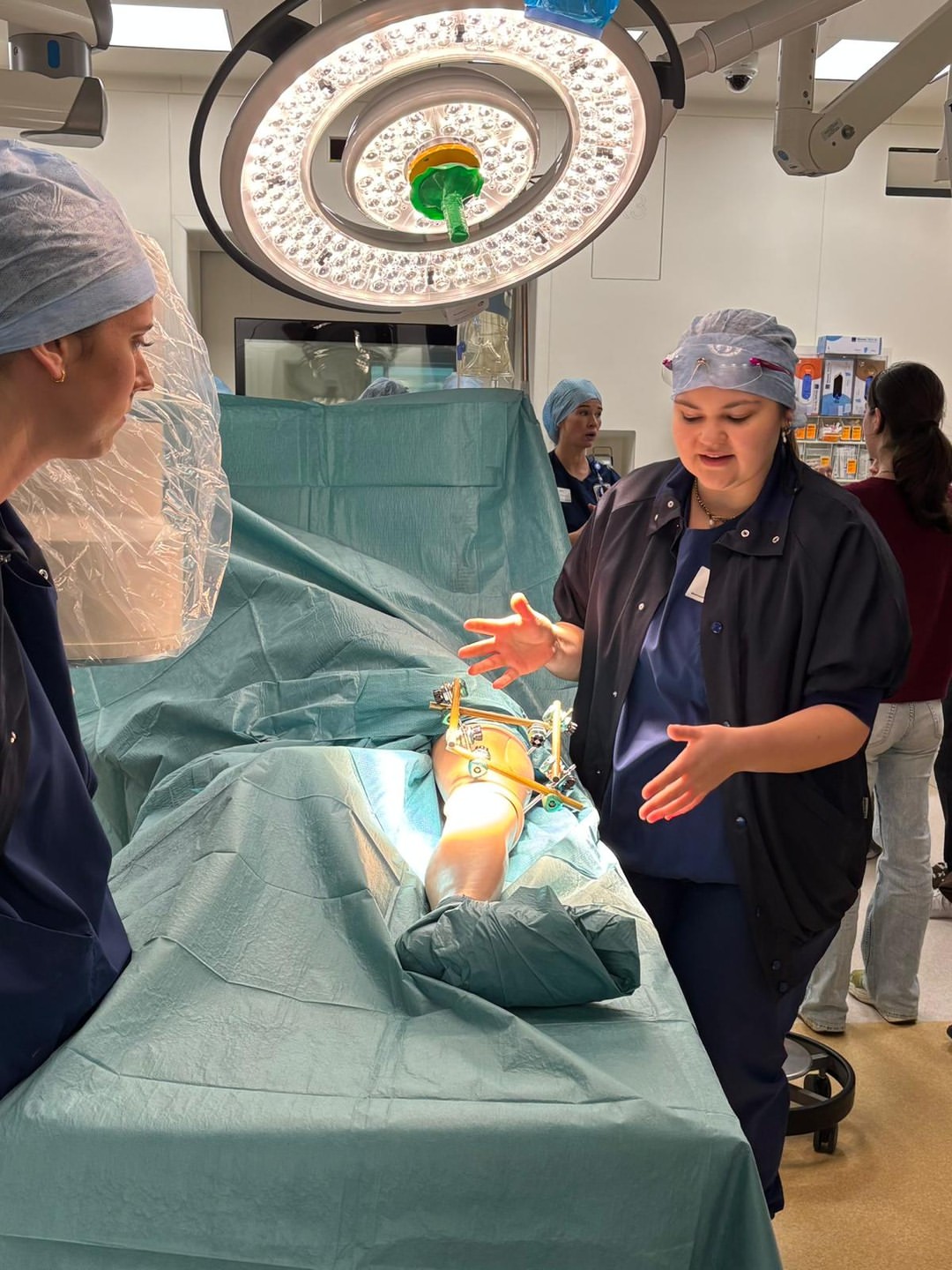 Wat een energie tijdens onze banenmarkt! 🙌
Vandaag openden we onze deuren voor middelbare scholieren, studenten en zorgprofessionals die nieuwsgierig zijn naar werken in het ziekenhuis. Bezoekers kregen een kijkje achter de schermen en maakten kennis met collega’s van veel verschillende afdelingen. Ook was er volop informatie over opleidingen, vacatures en doorgroeimogelijkheden.

Een goede opkomst, enthousiaste bezoekers en veel positieve reacties. Indrukwekkend, interessant en gezellig: dat hoorden we vaak terug. Precies waar we het voor doen.

Een groot dankjewel aan alle collega’s die hebben geholpen om deze dag mogelijk te maken. Samen laten we zien hoe mooi en veelzijdig werken in de zorg is. Samen bouwen we aan de zorg voor morgen.

#CentrumvoorAcuteenKritiekeZorg #Defensie #MaastrichtComprehensiveCancerCenter #HersenenZenuwCentrum #CentrumvoorChronischZieken #CentrumvoorBewegen  #Banenmarkt #werkenindezorg #werkenbijdefensie  #werkenbijMUMC #werkenindezorg #verpleegkunde #operatieassistent #anesthesiemedewerker