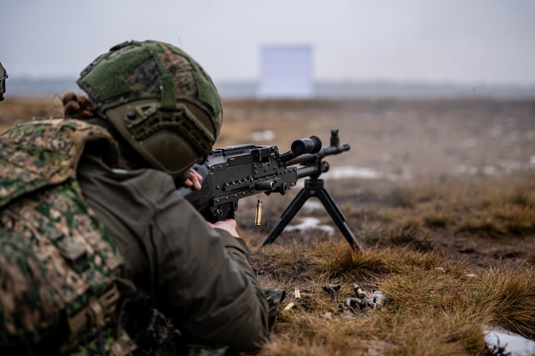 Mitrailleur (MAG) 

In de opleiding worden de aspiranten opgeleid op de MAG. 
Dit is een onderdeel van Module 2, thema 2.
In dit thema komen de schietopleiding MAG & Glock aan bod.
.
.
.
#koninklijkelandmacht #defensie #CLAS #OTCO #KMS #SIVO #NATO #weareNATO #strongertogether #onderofficier #militair #werkenbijdefensie #tijdvoordefensie #opleiding #vrijheid #schouderaanschouder #veerkracht 
#willenslimmerkunnenvechten #warfighting #mitrailleur