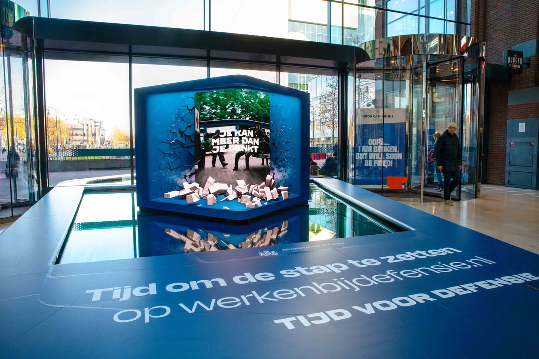 You are stronger than you think💪 

This is the slogan of @minvandefensie, making a powerful statement that anyone can join Defensie. To communicate this, their campaign is strategically positioned in places where orientation and movement come together: prime city-centre locations.

At @hoogcatharijne, an innovative 3D campaign on the Motion Cube engages with a great deal of students and early-career starters. In the centre of Rotterdam, their message is unmissable on 850m2 reaching more than 150.000 passers-by daily.

This campaign shows how visibility in the right places creates both attention and consideration.

Thanks to @minvandefensie, @dentsu_benelux, @kinesso_nl and all partners involved in delivering this impactful and important campaign.

#oohadvertising #outofhome #employerbranding #recruitmentcampaign #defensie #werkenbijdefensie
