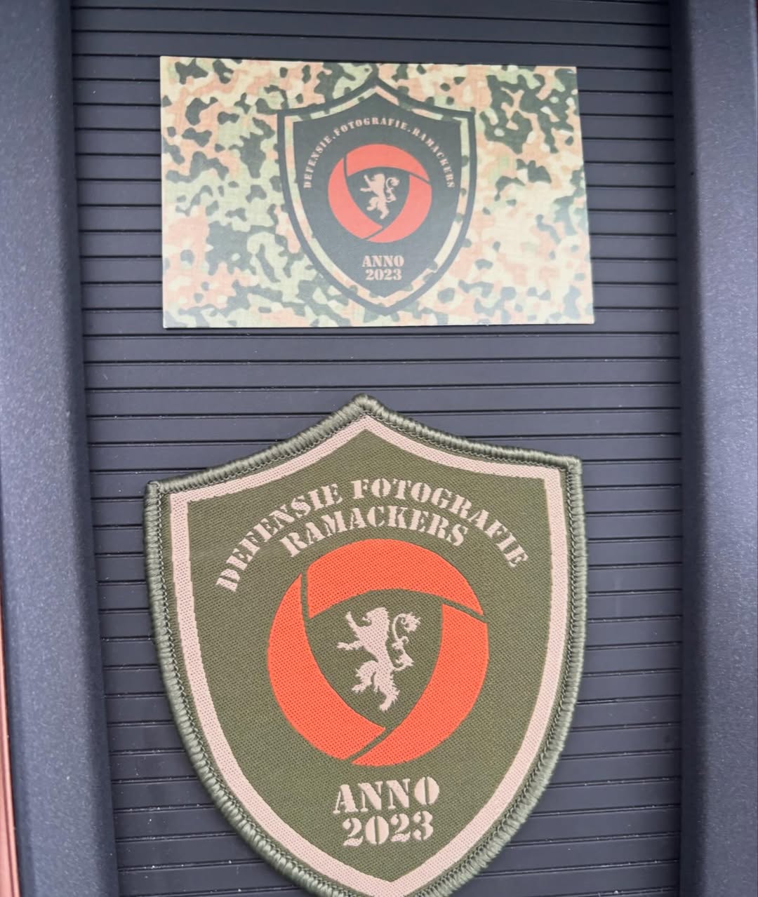 Een tijdje geleden kreeg ik een berichtje van Jayden @defensie.fotografie_ramackers 
dat hij mij #mobieleband22 had gezien. En zou het leuk vinden wanneer zijn patch er tussen kon hangen. Dus 2 dagen later afgesproken en hij hangt er mooi bij👊🏽

Maar wie is Jayden dan; 
18 jaar en fotografiestudent met een sterke ambitie om zijn afstudeerstage binnen het @minvandefensie te lopen.
Zijn passie voor beeld, verhalen en Defensie komt duidelijk terug in zijn foto’s op zijn pagina. 

Kleine oproep aan collega’s binnen Defensie (media, communicatie, enz):
Wie kan Jayden helpen aan een stageplek, meedenken of hem in contact brengen met de juiste afdeling?

Talent verdient kansen, zeker als motivatie en mentaliteit al aanwezig zijn!!!

@defensie.fotografie_ramackers nogmaals bedankt voor jouw patch en leuk om even kennis te maken, ook met paps en de hond😁👊🏽

#werkenbijdefensie #fotografie #stageplek #dtv