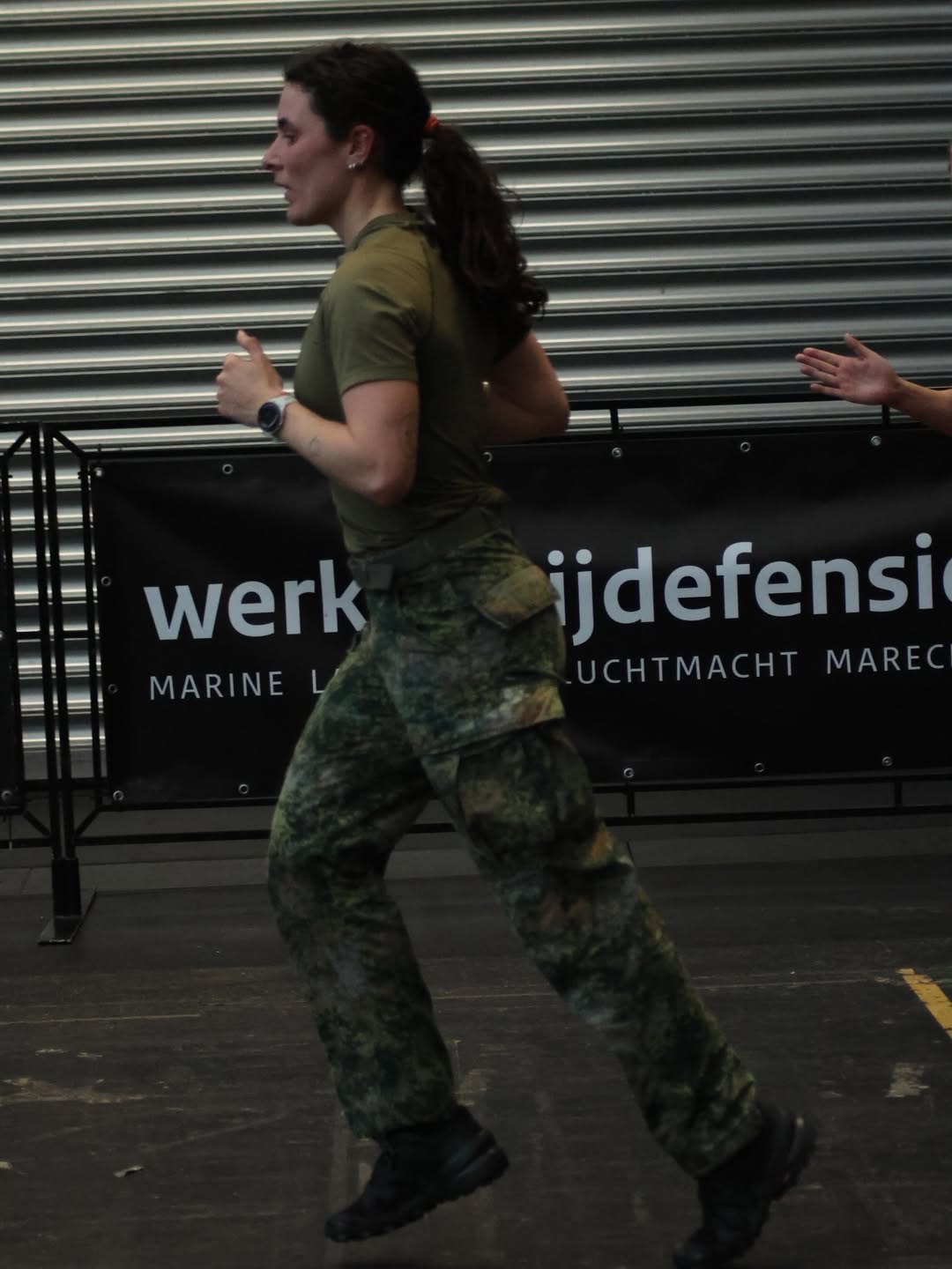 the day after…
tja waar moet ik beginnen? met een voorbereiding van 5 weken en weinig hardloop kilometers in de benen, OH en deze outfit niet te vergeten, OH EN buikgriep (?!) heb ik alles gegeven & proberen te genieten en lachen zoveel ik kon ✌🏼 hungry for more want dit is het minimale en ik weet dat er nog zoveeeeel meer in zitten en nog zoveeeel winst te behalen is. de perfect nulmeting was dit ON TO THE NEXT ❤️😈 #hyrox #werkenbijdefensie #postpartumjourney