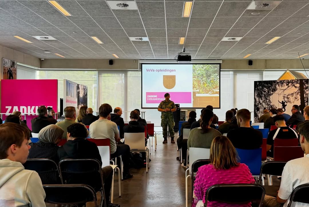 Open dag Zadkine Campusplein - Campus Hoogvliet

Op vrijdag 30 januari 2026 is er een Open Dag op de locatie Zadkine Campusplein. Je bent welkom tussen 16.00 en 20.00 uur om de school te bekijken en vragen te stellen.

Campusplein 16
3192 CD Rotterdam Hoogvliet

Op deze locatie worden alle opleidingen op het gebied van Veiligheid en Beveiliging gegeven. Wil jij graag werken bij Defensie en ben je nog geen 18? Kies dan voor een Veiligheid en Vakmanschap (VeVa) opleiding.

Zelf ben ik tijdens de open dag in de Aula te vinden en kan al je vragen over werken bij Defensie beantwoorden.
 
[Alt-tekst in foto]

#defensie #werkenbijdefensie #buddybijdefensie #verbindingsdienst #defensieinclusief