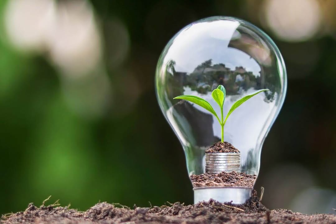 Defensie stimuleert investeringen in start-ups

Om durfkapitaalfondsen die investeren in start-ups in de defensie-sector te stimuleren is een speciale tender uitgeschreven. Door een aanvraag in te dienen, kunnen durfkapitaalfondsen actief in deze sector in aanmerking komen voor een lening tot 12 miljoen euro. De SEED Capital-regeling zorgt ervoor dat investeerders minder risico lopen. Deze investeringen zijn van essentieel belang voor een sterke onafhankelijke defensie-industrie, strategische autonomie en de veiligheid van Nederland. Aanvragen kunnen worden ingediend tot 31 maart bij RVO.

Het gaat bij de aanbesteding om partijen die investeringen doen in technostarters gericht op militaire toepassingen en ‘dual-use’ toepassingen. De dual use start-ups verdiepen zich in technologie voor civiele én defensiedoelen. Voor investeerders die zich richten op dual-use technostarters is € 24 miljoen beschikbaar als onderdeel van de totale openstelling van € 42 miljoen. De overheid verdubbelt de investeringen van de partijen die in de aanbesteding worden geselecteerd tot een bedrag van € 12 miljoen per fonds. 

Voor meer info en/of aanvragen budget zie: https://www.rvo.nl/subsidies-financiering/seed-capital#nieuwe-tender-voor-technostarters-in-de-defensie-industrie-

Bron: www.defensie.nl

[Alt-tekst in foto]

#defensie #werkenbijdefensie #buddybijdefensie #verbindingsdienst defensieinclusief