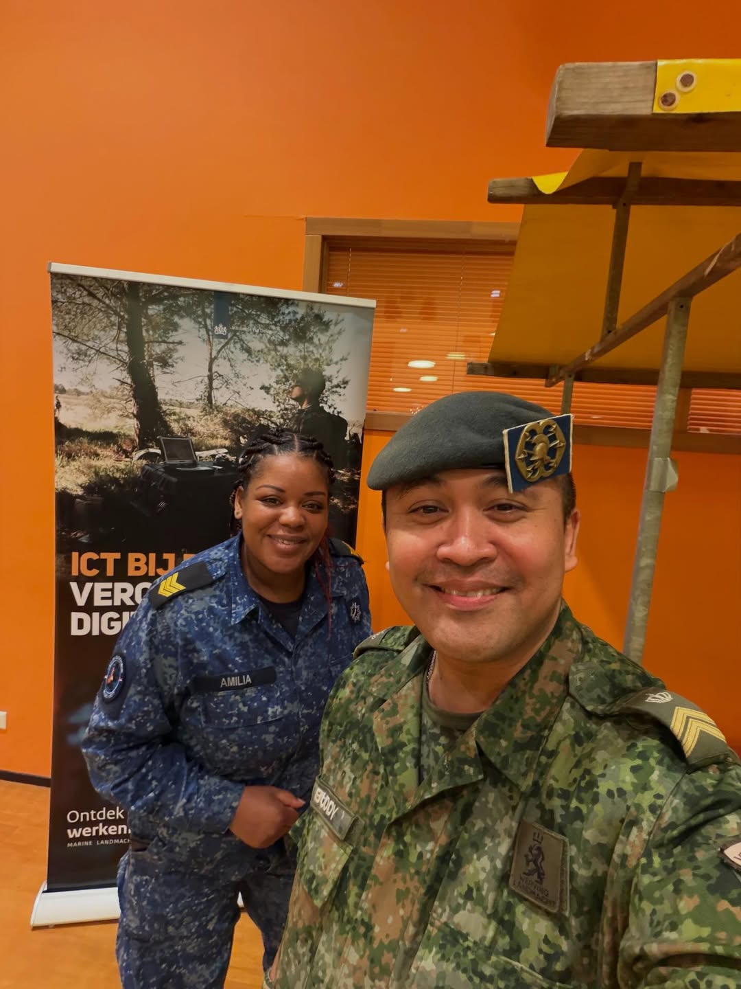 Gisteravond waren @amiliapilgrim en ik te gast op de Portus Groene Hart in Barendrecht voor een bedrijvenmarkt. Hele leuke gesprekken gehad met niet alleen de studenten maar ook met hun ouders. Denk wel dat ik een paar ouders op gedachten heb kunnen brengen betreft een wissel kwa werk!

Ter info, als jij een voorlichter wilt aanvragen voor jouw onderwijsinstelling. Dan kan dat via: https://werkenbijdefensie.nl/aanvraagformulier

[Alt-tekst in foto]

#defensie #werkenbijdefensie #buddybijdefensie #verbindingsdienst #defensieinclusief