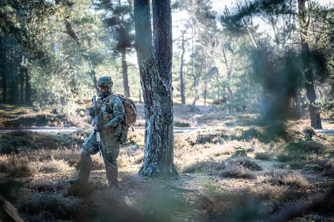 P A T R O L 

𝚆𝚊𝚝 𝚜𝚝𝚎𝚛𝚔 𝚒𝚜 𝚞𝚒𝚝 𝚒𝚗𝚗𝚎𝚛𝚕𝚒𝚓𝚔𝚎 𝚘𝚟𝚎𝚛𝚝𝚞𝚒𝚐𝚒𝚗𝚐 𝚏𝚊𝚊𝚕𝚝 𝚗𝚘𝚘𝚒𝚝!
.
.
.
#koninklijkelandmacht #defensie #CLAS #OTCO #KMS #SIVO #NATO #weareNATO #strongertogether #onderofficier #militair #werkenbijdefensie #tijdvoordefensie #opleiding #vrijheid #schouderaanschouder #veerkracht 
#willenslimmerkunnenvechten #warfighting #patrouille  #oefening