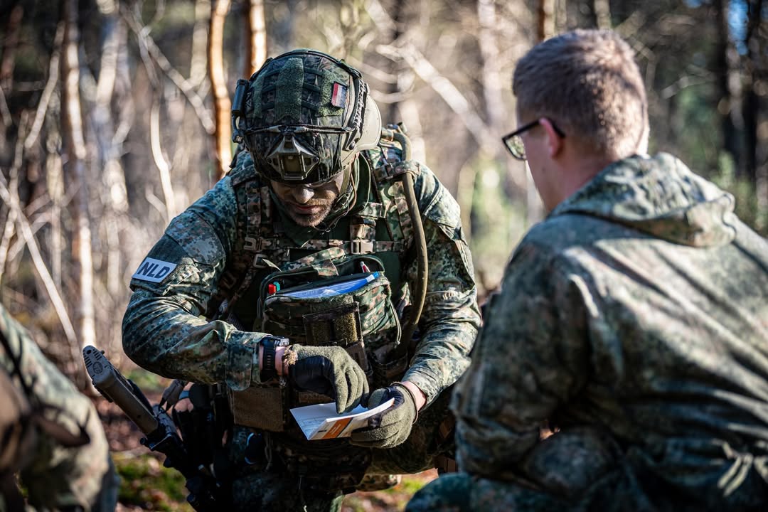 ZHKH (Zelfhulp en Kameradenhulp)

De aspiranten leren in de opleiding de basis vaardigheden op het gebied van medische hulp verlenen. 
Ze kunnen reageren op catastrofale bloedingen,  controleren van de ademhaling, een borstonderzoek doen en deze eventueel behandelen en het controleren van overige verwondingen.

Ze moeten ervoor zorgen dat de gewonde persoon zo snel mogelijk afgevoerd wordt waar mogelijk. Als dit niet kan moeten ze ervoor zorgen dat deze persoon veilig meegenomen wordt. 
.
𝚆𝚊𝚝 𝚜𝚝𝚎𝚛𝚔 𝚒𝚜 𝚞𝚒𝚝 𝚒𝚗𝚗𝚎𝚛𝚕𝚒𝚓𝚔𝚎 𝚘𝚟𝚎𝚛𝚝𝚞𝚒𝚐𝚒𝚗𝚐 𝚏𝚊𝚊𝚕𝚝 𝚗𝚘𝚘𝚒𝚝!
.
#koninklijkelandmacht #defensie #CLAS #OTCO #KMS #SIVO #NATO #weareNATO #strongertogether #onderofficier #militair #werkenbijdefensie #tijdvoordefensie #opleiding #vrijheid #schouderaanschouder #veerkracht 
#willenslimmerkunnenvechten #warfighting #zhkh #medisch