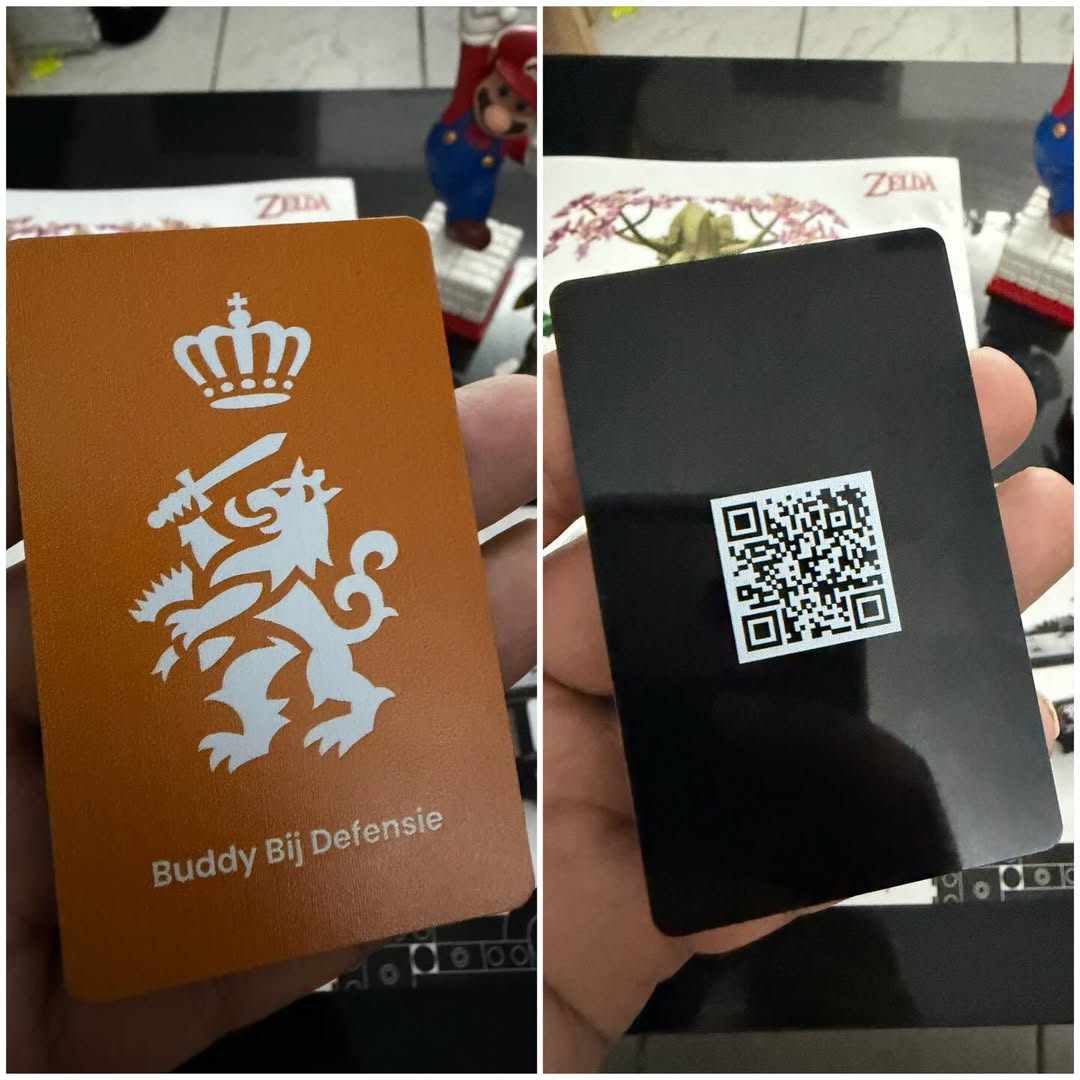 Mijn nieuwe digitale visitekaart is eindelijk binnen. Handig om snel en accuraat gegevens te wisselen. Met 1 tap (kaart bevat NFC) op een mobile device en betrokkene heeft mijn gegevens. Voor oudere devices die geen NFC hebben kunnen via de QR code op de achterkant van de visitekaart mijn gegevens downloaden.

[Alt-tekst in foto]

#defensie #werkenbijdefensie #buddybijdefensie #verbindingsdienst #defensieinclusief