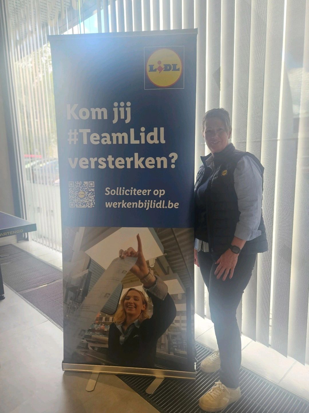 👉 Ontmoet Heidi, onze gedreven storemanager bij Lidl Lummen💛🩵

Vandaag nemen we samen met Heidi deel aan de jobbeurs van SBS in Hasselt.
Heidi startte 25 jaar geleden bij Lidl als filiaalbediende. Dankzij haar inzet en enthousiasme groeide ze al snel door naar hoofdkassier, daarna assistent-storemanager, en intussen staat ze al 20 jaar aan het roer als storemanager.💥

In 2026 opent Heidi het gloednieuwe filiaal in Lummen. Voor deze winkel is zij op zoek naar enthousiaste collega’s voor de functies van filiaalbediende en assistent-storemanager.

Wil jij mee bouwen aan dit succesverhaal? Bekijk dan zeker de vacatures op onze website.

#werkenbijlidl.be #TeamLidl ##Lidlbitproud ##jobbeurs #skillbuilders #SBS 
