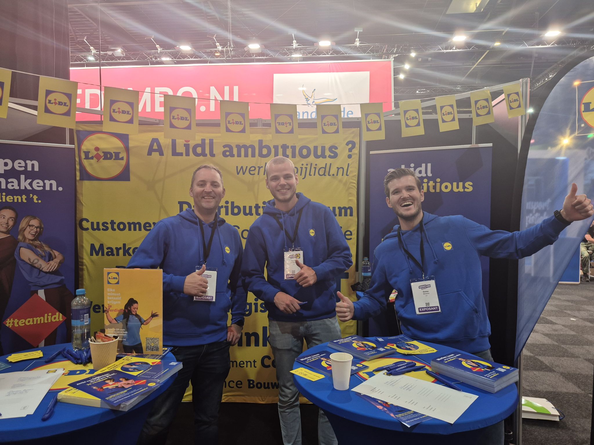 🎓 Onderwijsbeurs: wat een succes! 💛

Vrijdag en zaterdag stonden we met Lidl op de Onderwijsbeurs – en wat hebben we daar een mooie indruk achtergelaten! Dankzij de inzet van onze fantastische collega’s konden we jongeren én hun ouders laten zien wat Lidl te bieden heeft als werkgever.

We hebben niet alleen veel leuke gesprekken gevoerd, maar ook écht resultaat geboekt: de eerste sollicitaties zijn al binnen, en sommige collega’s hebben zelfs direct voor hun eigen winkel nieuwe kandidaten gesproken. Hoe gaaf is dat?

🙏 Dank aan alle collega’s die dit mogelijk hebben gemaakt. Jullie inzet heeft het verschil gemaakt!

#teamLidl #Onderwijsbeurs #Werving #Teamwork #Trots #WerkenBijLidl #Recruitment #JongTalent