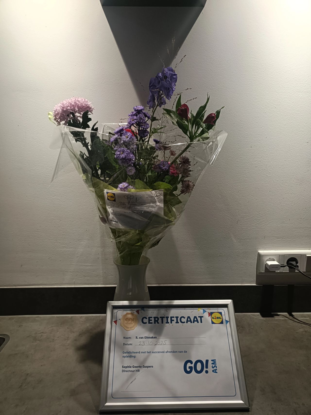 A Lidl mijlpaal... vandaag heb ik mijn ASM-GO traject afgerond 🎉

Toen ik 3 jaar terug begon als hulpkracht bij mijn eerste bijbaan, had ik niet verwacht dat dit dusdanig zou bevallen dat ik na 2 jaar zou starten als ASM.

Ik ben deze nieuwe uitdaging vol vertrouwen ingegaan en heb vandaag, na 13 maanden ASM te zijn geweest, een eindpresentatie mogen geven en een stukje zelfontwikkeling kunnen delen. 🗣️

Wie ik vooral wil bedanken, zijn Marie louise Van pluuren en Lars Meyer, die mij gedurende de afgelopen jaren overal in hebben begeleid. Zij hebben mij vanaf begins af aan opgeleid tot de supermarktmanager die ik vandaag de dag ben door altijd bereid te zijn om ondersteuning, feedback én complimenten te geven die cruciaal waren voor mijn ontwikkeling. 💯

Daarnaast wil ik rayonmanagers Tamar Hol en Gijs Stuurman bedanken voor alle overige ondersteuning in mijn opleiding tot ASM en het hebben van vol vertrouwen in mij! 🏆

Bovendien wil ik alle andere kaderleden die een voorbeeld voor mij zijn geweest in de loop der tijd én alle medewerkers die ik heb mogen aansturen bedanken voor alle gezelligheid, moeilijke vragen, begrip en motivatie die ik uit jullie heb kunnen halen! 💪



#lidl #teamlidl #werkenbijlidl #teamzaltbommel