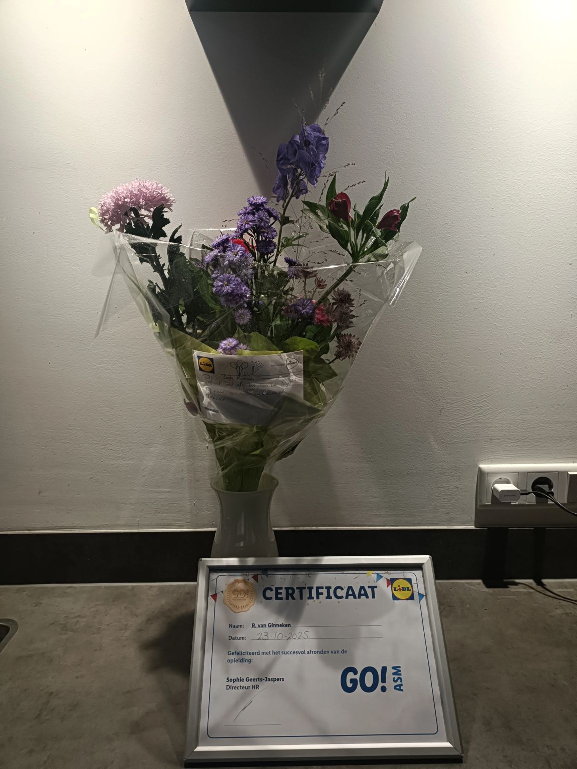 A Lidl mijlpaal... vandaag heb ik mijn ASM-GO traject afgerond 🎉

Toen ik 3 jaar terug begon als hulpkracht bij mijn eerste bijbaan, had ik niet verwacht dat dit dusdanig zou bevallen dat ik na 2 jaar zou starten als ASM.

Ik ben deze nieuwe uitdaging vol vertrouwen ingegaan en heb vandaag, na 13 maanden ASM te zijn geweest, een eindpresentatie mogen geven en een stukje zelfontwikkeling kunnen delen. 🗣️

Wie ik vooral wil bedanken, zijn Marie louise Van pluuren en Lars Meyer, die mij gedurende de afgelopen jaren overal in hebben begeleid. Zij hebben mij vanaf begins af aan opgeleid tot de supermarktmanager die ik vandaag de dag ben door altijd bereid te zijn om ondersteuning, feedback én complimenten te geven die cruciaal waren voor mijn ontwikkeling. 💯

Daarnaast wil ik rayonmanagers Tamar Hol en Gijs Stuurman bedanken voor alle overige ondersteuning in mijn opleiding tot ASM en het hebben van vol vertrouwen in mij! 🏆

Bovendien wil ik alle andere kaderleden die een voorbeeld voor mij zijn geweest in de loop der tijd én alle medewerkers die ik heb mogen aansturen bedanken voor alle gezelligheid, moeilijke vragen, begrip en motivatie die ik uit jullie heb kunnen halen! 💪



#lidl #teamlidl #werkenbijlidl #teamzaltbommel