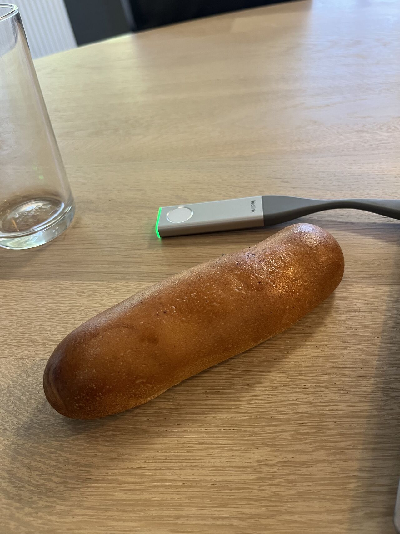 Gisteren was ik bij een erg leuk bedrijf in Breda om de mogelijkheden te bespreken om met shortform content en Nutzy | by Purple Squirrel Effect aan de slag te gaan.

Werd er in 1 keer na een uur - om 11 uur - op de deur geklopt. We dachten eigenlijk allemaal dat we moesten verkassen omdat de spreekkamer wellicht door de volgende groep collega's gebruikt moest worden.

Nee hoor, er werden worstenbroodjes uitgedeeld omdat er de afgelopen weken zo hard was gewerkt.

Hier kan geen campagne tegen op. Als je deze waardering laat zien, snap je het waarderen van je mensen oprecht.

(en van die gasten die weer iets kwamen verkopen ;))

#nutzy #worstenbrood #happyvibes