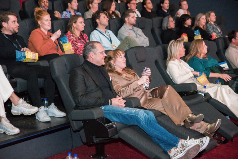 Als dit soort foto's online circuleren, hoe kan je dan nog beweren dat spreken voor publiek hard werken is? 


Dit was najaar 2024. Met alle sprekers samen gaf ik het publiek een kijkje in hoe je de arbeidsmarkt verovert. Dat gebeurde 5 x in een bomvolle Pathé -zaal en 1 x in de prachtige zaal van Brainport Human Campus.

Fast forward naar 2025. Dit jaar gaan we voor Bigger. Better. Bolder. Met een nieuwe programma, een ander thema (inspiration on steroids), kersverse sprekers waaronder Martin Koolhoven en Roel C. Verburg . 

Wat hetzelfde is zijn de Pathé-zalen en weer die relaxfauteuils. Lekker achteroverleunen omdat dat de ideale positie is om inspiratie te laten ontstaan #openyourmind . 

Zie ik jou in Groningen, Zwolle, Utrecht, Breda of Amsterdam?