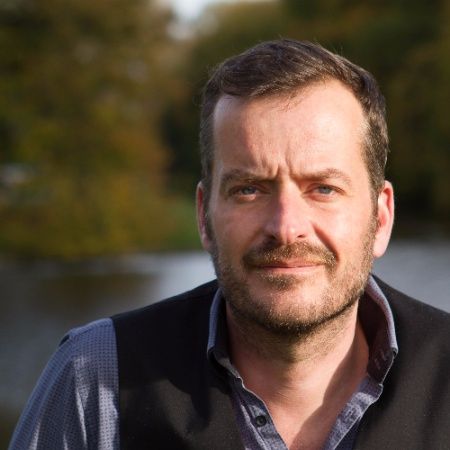 Dit was mijn vader in 2018. Wat lijk ik op hem he?

Je ziet hier mijn vader Martijn Isager - Smit. Hij schreef in 2018 al over hoe 16 jarige pubers Candidate Experience ervaren. De man was zijn tijd ver vooruit. 

Hoewel je het niet echt kan zien is mijn vader wat ouder geworden maar nog steeds jong van geest. Inmiddels ben ik ook wat gegroeid (in mijn carrière en op de weegschaal) en ben ik trots sponsor van papa's bedrijf Recruitmentlife. Zie het als een schenking op papier maar dan de andere kant op.

Martijn en ik zoeken ideeën om samen meer content te maken en jij mag bepalen wat we gaan doen. We trekken de grens bij OF, dankjewel. Reageer hieronder, we gaan het doen.

En voor alle liefhebbers, dit is zijn column:
https://lnkd.in/ezF9mZrg

#nutzy #genzelligheid #hetiseencommunity