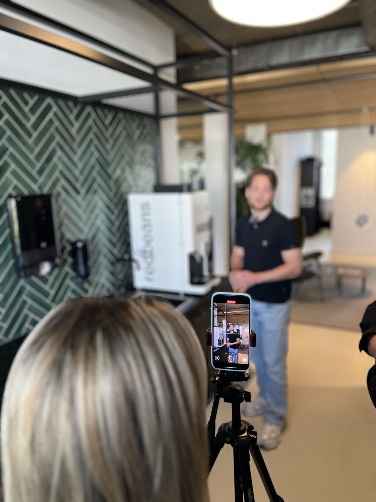 Géén stilte op de set!

Sommigen van jullie hadden het al geraden maar we zijn volop content aan het schieten bij Joanknecht!

De helden van Joanknecht werken aan de instroom van nieuwe generaties, willen studenten vroeg aan hun organisatie en cultuur binden en zijn bereid om de nieuwe generaties te binden via nieuwe kanalen. Dat is top! 

Aan ons de taak om ervoor te zorgen dat dit goed in beeld is en dat de kandidaten converteren op ons jobboard.

We maken content over onderwerpen waar de doelgroep behoefte aan heeft: klantcontact, inwerken, buddy's, combinatie studeren en werken.

Joanknecht is een sprekend voorbeeld van je verplaatsen in de doelgroep en het echt uitstralen en laten ervaren van goed werkgeverschap!

Marlie Wouters, dankjewel voor het vertrouwen en Gijs van Bakel dankjewel voor het leggen van dit waardevolle contact.

We gaan het rocken!

Nutzy | by Purple Squirrel Effect

#nutzy #genzelligheid #joanknecht #accountants