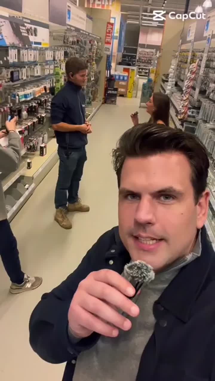 Yes, we gaan beginnen. Nutzy gaat samen met Intergamma aan de slag om de jonge generaties te bereiken. 

Dit gaan we doen met shortform video content waarbij we laten zien dat Gamma en Karwei de jonge generaties begrijpen en dat we nadruk leggen op thema's die jonge generaties bezig houden zoals een eerste bijbaan, een opleiding volgen maar ook belangst en ontwikkelen van social skills.
 
De komende maanden trekken we de bouwmarkt in en nemen we tientallen video's op. 

We filmen op locatie, met de eigen mensen van Intergamma, onze creatieve creators en een flinke dosis energie. Jongeren die met hun eerste bijbaan starten of die bij Gamma en Karwei midden in hun opleiding zitten.
Die worstelen met belangst, maar tóch de klanten durven helpen. Die leren samenwerken, groeien, social skills bouwen, en trots worden op wat ze maken.
 
We laten zien dat werken bij Gamma of Karwei niet zomaar een bijbaan is, maar een plek waar je iets opbouwt met je hoofd én met je handen.
 
Want Nutzy | by Purple Squirrel Effect begrijpt, net als Intergamma, dat jonge generaties niet enkel parttime werkende, op Bali dropshippende mensen zijn. En dat gaan we samen vertellen.
Dat doen we met veel plezier met onze partner Bluewave, waarbij Nutzy verantwoordelijk is voor het creatieve en experience stuk.

#nutzy #genz #bouwenmaar