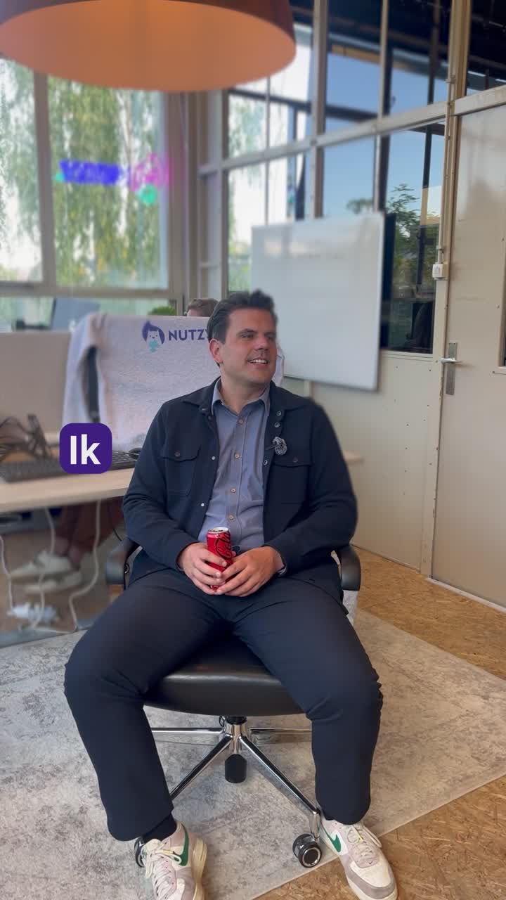 De menselijke kant van een bedrijf.

Mijn belangrijkste taak binnen ons bedrijf is sales en strategie. Ik spreek dus door de week heen veel mensen, pitch mijn idee, bel bestaande klanten en de vragen die ik daar veel krijg heb ik een tijdje bij gehouden. 

Deze vragen gaan eigenlijk nooit over de pricing, over het probleem of de techniek maar veel meer over de menselijke kant en de oplossing. Voor mensen in sales natuurlijk geen verrassing maar ik wil jullie mee nemen in de vragen die ik krijg. 

Overigens is de laatste vraag die je in de video ziet een vraag die we vaak aan elkaar intern stellen. Dat dwingt ons om simpeler te pitchen. Leermoment voor mezelf, want draai er in het begin omheen.

Ik vind het leuk om een kijkje in de keuken te geven over het ontstaan van Nutzy | by Purple Squirrel Effect. Hopelijk jullie ook! 

Ik zeg ook maar wat.. 🤷‍♂️ 

#nutzy #genzelligheid #kijkjeindekeuken