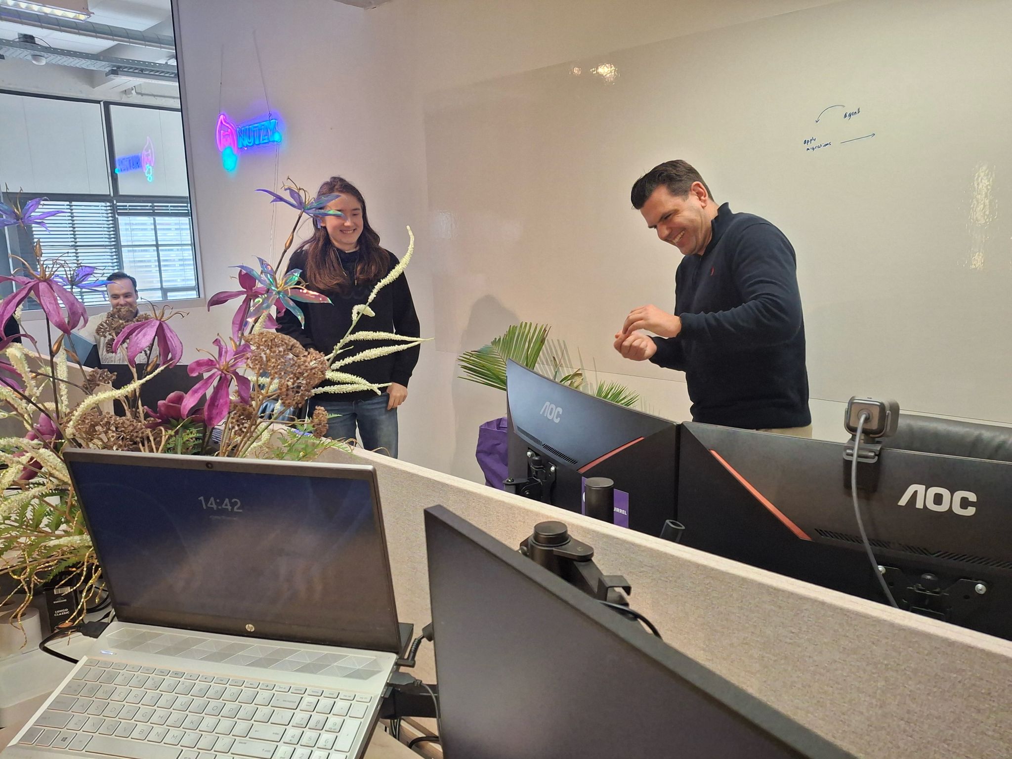 Samuel bedankt!

Onze held Samuel van Hout is terug naar school en ik heb sinds mijn zuipvakantie op Camping Appelhof op Terschelling niet meer op zo’n emotionele manier afscheid genomen van een 17-jarige.

Samuel kwam binnen als een stille gast, hij begreep de materie en had interesse in het leren van skills.

Fastforward naar 5 maanden verder en Samuel ownt de set met het geven van tips, hij laat zichzelf zien in de pauzes en werkoverleggen en kan met 1 blik een hele preek over te laat komen ridiculiseren. Dan ben je een grote!

PSV, Coolblue of de Bijenkorf als jullie nog een fantastische videograaf en editor nodig hebben moet je niet te lang nadenken en deze topper vastleggen.

Onderhandelingen gaan wel via mij.

Samuel, je bent een topper. Dankjewel voor afgelopen tijd, de deur staat altijd voor je open als bovenstaande bedrijven zitten te slapen. En anders ook! 🫶

#nutzy #stage #houding #skillslerenwejewel