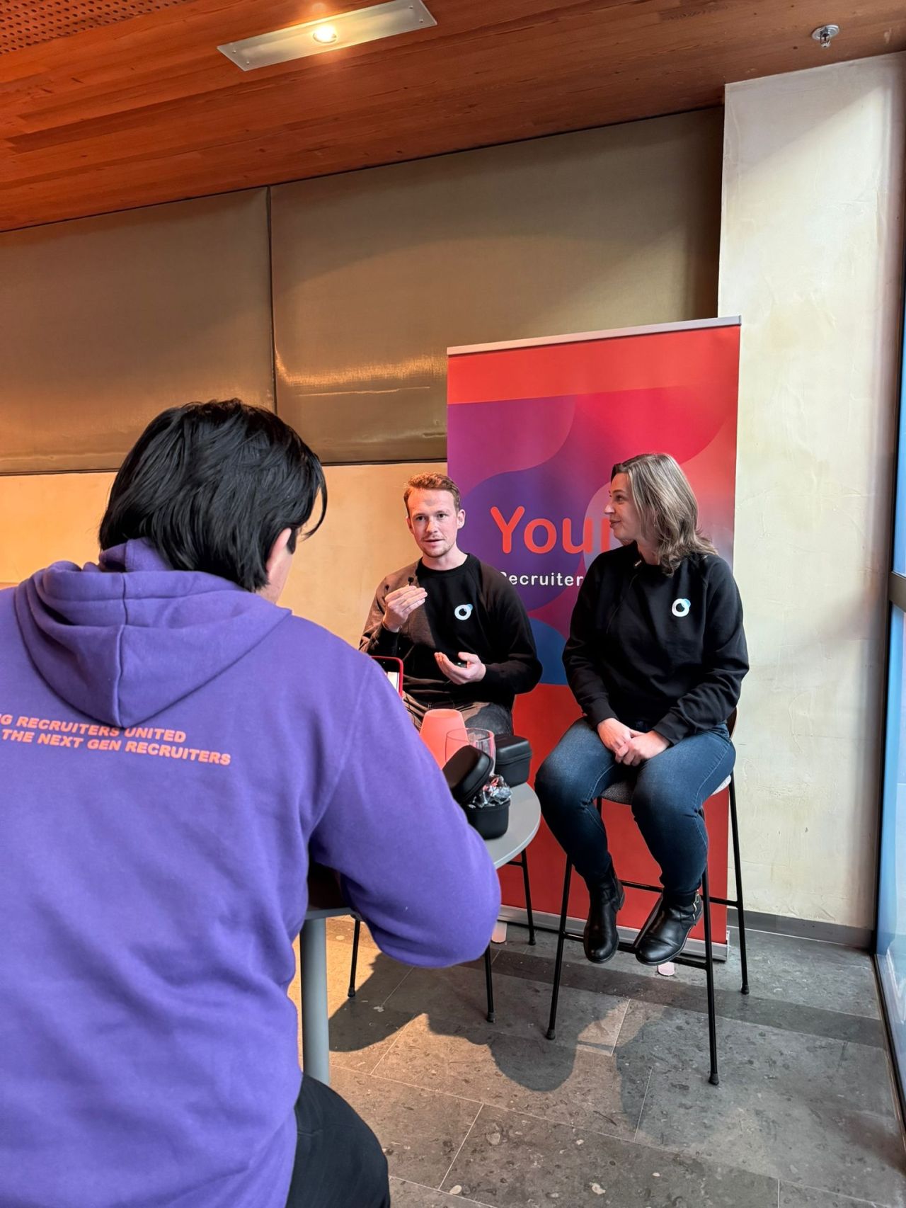 💪Wat een week 😮‍💨. Van event naar event… 

Wait what?! 😱


Afgelopen dinsdag stond ik samen met mijn lieftallige team van Young Recruiters United bij het jaarlijks terugkerende event van Recruiters United; het Employer Branding Summit‼️. 

En nu zit ik bij hét Recruitment Unicorns event van Arjan Elbers! 💛 

Wat een informatieve week met onwijs leuke gesprekken, discussies en nieuwe connecties 🙌! 

Nogmaals, wat een week! Wel een leuke week 😍.

#recruitmentunicorns #recruitersunited #youngrecruitersunited