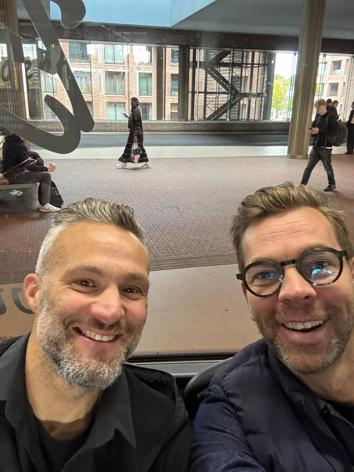 Wat maakt jou een aanstekelijke werkgever?

Onlangs waren wij aanwezig bij de inspirerende theatertour van #RecruitmentUnicorns, georganiseerd door Arjan Elbers.

De rode draad van de dag was "aanstekelijk werkgeverschap". In een krappe arbeidsmarkt is het namelijk essentieel om als werkgever écht op te vallen.
 
Een leuk voorbeeld dat ons bijbleef: bij Toverland houden ze hun sollicitatiegesprekken niet saai achter een bureau met een kopje koffie, maar in de wildwaterbaan. Dat maakt meteen indruk!
 
Wil je ook eens sparren over hoe jij opvallender kunt zijn als werkgever? Met onze recruitment marketing diensten ondersteunen wij je graag bij het ontwikkelen van een sterk, opvallend werkgeversmerk.
 
🔵 Nieuwsgierig? Meer info vind je hier: https://lnkd.in/e5WhYqzj