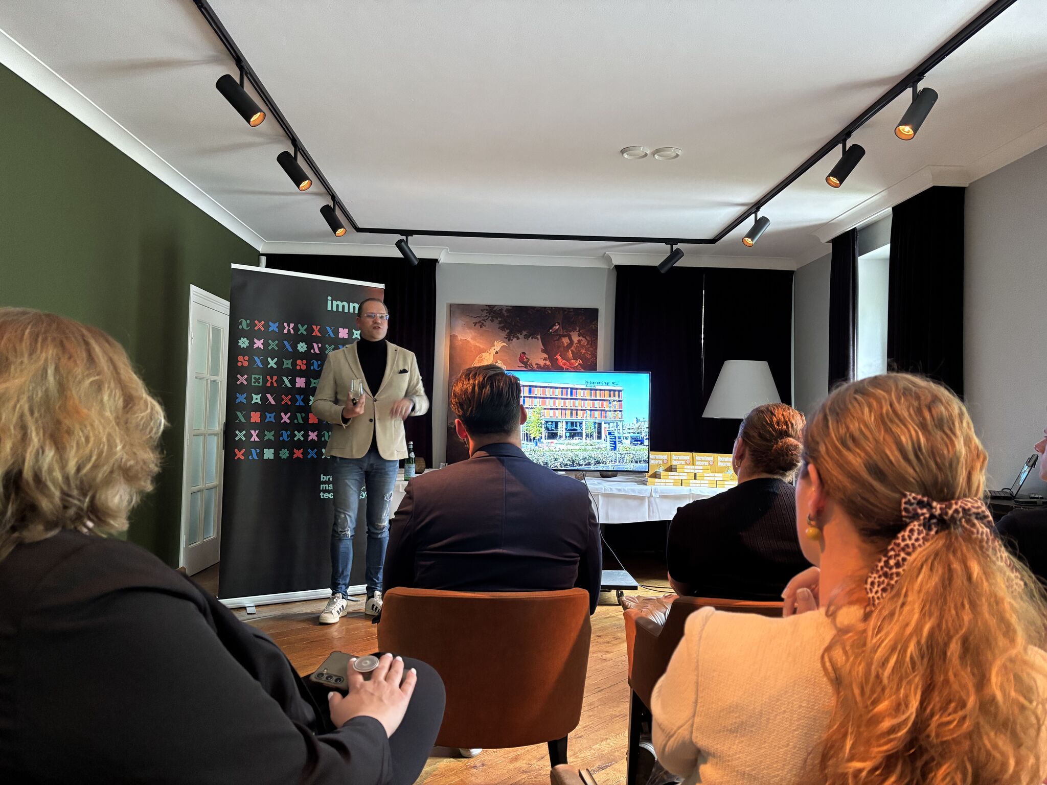 Recruitment Unicorns – een event dat je aan het denken én in beweging zet.

Met inzichten van o.a. Arjan Elbers (auteur Recruitment Unicorns), Noortje Verbeek (IMMX) en Jeroen Driessen (Driessen  Groep), gingen we van moeten werken naar willen werken.

Recruitment is geen transactie, maar een transitieproces.
Creatief werven begint bij een Employer Value Proposition die echt, eigen en raak is. Die leeft in elke vezel van je organisatie – want employer branding is nooit af. Medewerkers zijn je merk.

Hoe mooi is het als pensionado’s de nieuwe generatie opleiden? En als we niet meer in vacatures denken, maar in arbeidscapaciteit?

Mensen willen autonoom werken, verbinding voelen en hun talent inzetten. Dat vraagt lef, richting en consistentie – binnen én buiten.
Zoals wij bij Kunn geloven: binnen beginnen is buiten winnen.

Recruitment raakt het hart van je organisatie. Het gaat om mensen, geen paperclips.
Referrals? Alleen als ze écht enthousiast zijn. Tientje voor een vriendje werkt niet.

Van quiet quitters naar aanstekelijk werkgeverschap. Van ‘gigs’ naar purpose.
Of zoals Jeroen het zei: “Organiseer een goed dansfeestje. Dan willen mensen meedoen.”

Wat maakt jóu uniek en een aanstekelijke werkgever of opdrachtgever?

#RecruitmentUnicorns #EmployerBranding #EVP #PeoplePurposePleasure #Kunn #Arbeidsmarkt #Werkgeluk #HR #Werving #Onboarding #FutureOfWork #jekunnthet
#succesdoorsamenhang

Guido Boosten MBA 
Edmée Verstraelen