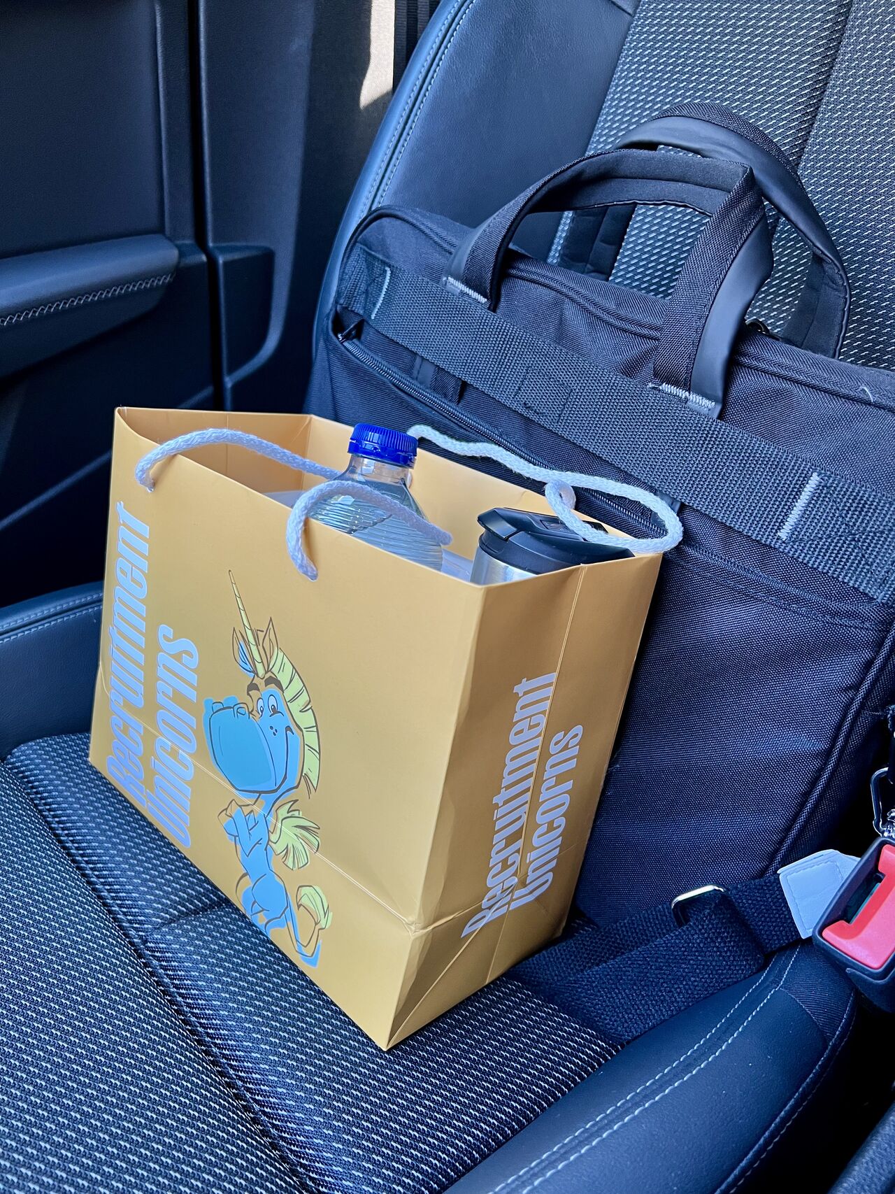 Op vrijdag mag je best een beetje extra liefde tonen voor het mooiste vak dat er is: recruitment. 💜🦄

Mijn laptoptas staat altijd paraat. Maar vandaag kreeg ‘ie gezelschap van een wel héél bijzonder tasje. Mét de tekst: Recruitment Unicorns. 🦄✨

En ja, dat zegt eigenlijk alles. Want ik ben er zo eentje. Net als jij, als je ook met hart en ziel in dit prachtige vak zit.
Dank aan Arjan Elbers – voor dit tasje én voor de inspiratie tijdens een van die geweldige bijeenkomsten met vakgenoten. Of zoals ik ze soms liefdevol noem: vakidioten. 🤓💥

Een kleine shout-out dus, op deze zonnige vrijdag, naar alle recruitment-toppers die elke dag met passie bouwen aan matches, mensen, schitterende bedrijven en mogelijkheden.

☀️ Geniet van de zon, je werk, je collega’s en je kandidaten. Fijn weekend allemaal!

#recruitment #recruitmentunicorns #vakidioten #trotsophetvak #dankbaar #vrijdagvibes #zonnetje #lunchineentasje