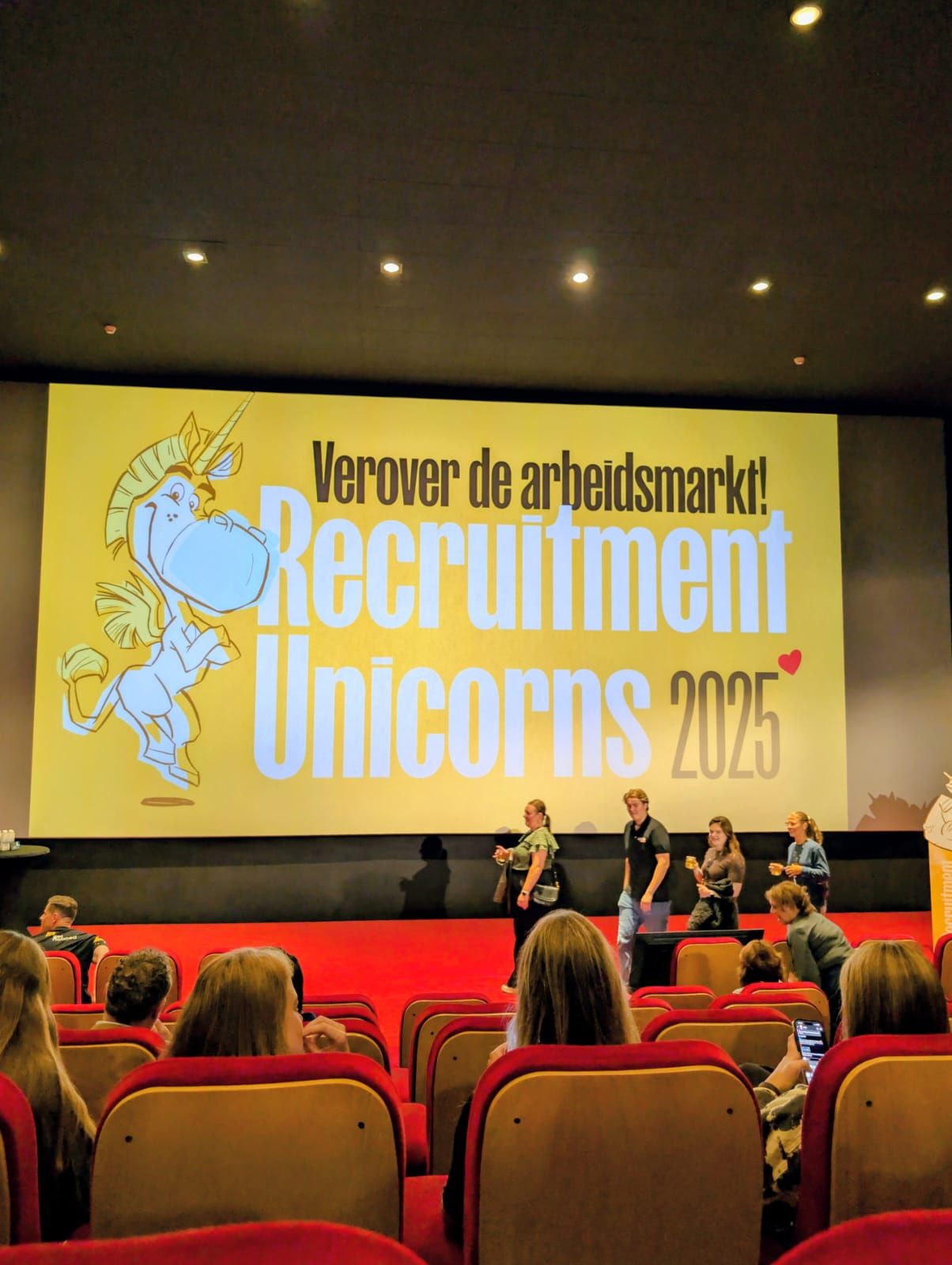 Durf jij te kiezen in Recruitmentland?

Gisteren zat ik in Pathé Utrecht bij Recruitment Unicorns 2025. Een zaal vol vakgenoten, nieuwe inzichten en een confrontatie met één harde waarheid:

Wie nú niet beweegt, loopt straks achter.

Van AI-tools, storytelling tot skills-based matching en het scherp krijgen van de EVP in jouw vacatures: de sprekers én de gesprekken creëerde vuur.

Maar één ding bleef hangen:
Recruitment performance gaat niet over harder werken. Het gaat over slimmer kiezen! En dat begint bij durven. Durven loslaten. Durven innoveren.

Wil jij jouw recruitmentafdeling naar een nieuw niveau tillen? Ik heb per 1-11 weer uren beschikbaar om ook voor jouw organisatie te "durven kiezen"

Dank aan #Recruitmentunicorns voor deze inspirerende middag!

#Recruitment #RecruitmentMarketing #Netwerken #Vacature