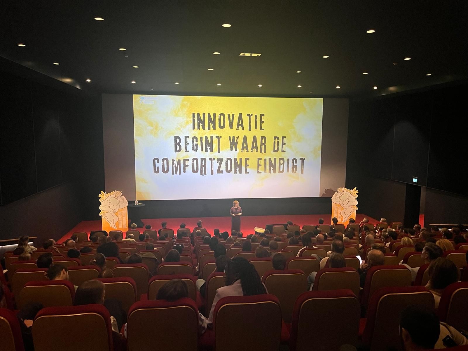 Door naar nummero 3 vandaag! Pathe Breda op de agenda 
En daar heb ik zin in ❤️ 

Theater tour:

"𝐑𝐞𝐜𝐫𝐮𝐢𝐭𝐦𝐞𝐧𝐭 𝐈𝐧𝐬𝐩𝐢𝐫𝐚𝐭𝐢𝐨𝐧 𝐨𝐧 𝐒𝐭𝐞𝐫𝐨𝐢𝐝𝐬"

Net als Groningen en Utrecht helemaal uitverkocht vandaag, laatste 10 tickets Zwolle en Amsterdam nog te bestellen!!


𝐇𝐞𝐭 𝐩𝐫𝐨𝐠𝐫𝐚𝐦𝐦𝐚:

Dagvoorzitter Nicol Tadema (hoe werkt inspiratie nou eigenlijk)?

Freelancers zijn toch geen paperclips van Lars Evers 
Niet afwijzen, maar doorverwijzen van The Talentpool Community 
Intermezzo van Nutzy | by Purple Squirrel Effect over inspiratie van Gen-Z
AI in recruitment ontketend – van potentie naar impact van Carv
Rijden op de skills rodeo, met Diana Magielsen van Unique
Mini masterclass grapjes en humor van topartiest Roel C. Verburg

Pauze (ja met popcorn)

De kunst van storytelling van Martin Koolhoven filmmaker en regisseur
Even over die tekst van Werkzoeken.nl
Web van de toekomst met Dirk Driessen van Getnoticed 
Guerilla Recruitment van Arjan Elbers 

𝐌𝐚𝐚𝐫 𝐞𝐫 𝐢𝐬 𝐦𝐞𝐞𝐫:

He?! Ja natuurlijk, het is "Recruitment Inspiration On Steroids ❤️ ". Extra verrassingen tijdens de middag, gratis goodiebag met boeken, popcorn, filmvouchers en hele waardevolle waardebonnen...

Dus kom naar Zwolle (de allerlaatste tickets) of Amsterdam! 𝑻𝒊𝒄𝒌𝒆𝒕𝒔 𝒔𝒍𝒆𝒄𝒉𝒕𝒔 € 𝟗𝟓 (ex btw)

𝐃𝐚𝐭𝐚:

💜 Groningen 04 september 𝐮𝐢𝐭𝐯𝐞𝐫𝐤𝐨𝐜𝐡𝐭 ✅ 
💜 Utrecht 11 september 𝐮𝐢𝐭𝐯𝐞𝐫𝐤𝐨𝐜𝐡𝐭 ✅ 
💜 Breda 09 oktober 𝐮𝐢𝐭𝐯𝐞𝐫𝐤𝐨𝐜𝐡𝐭 ✅ 
💜 Zwolle 06 november tickets verkrijgbaar - 𝐦𝐢𝐧𝐝𝐞𝐫 𝐝𝐚𝐧 15 stuks
💜 Amsterdam 25 november tickets verkrijgbaar 

https://lnkd.in/efswjpnv

Ben er snel bij! Laat je inspireren❤️

#recruitmentunicorns #unicornsgroningen #unicornsutrecht 
#unicornsbreda #unicornszwolle #unicornsamsterdam