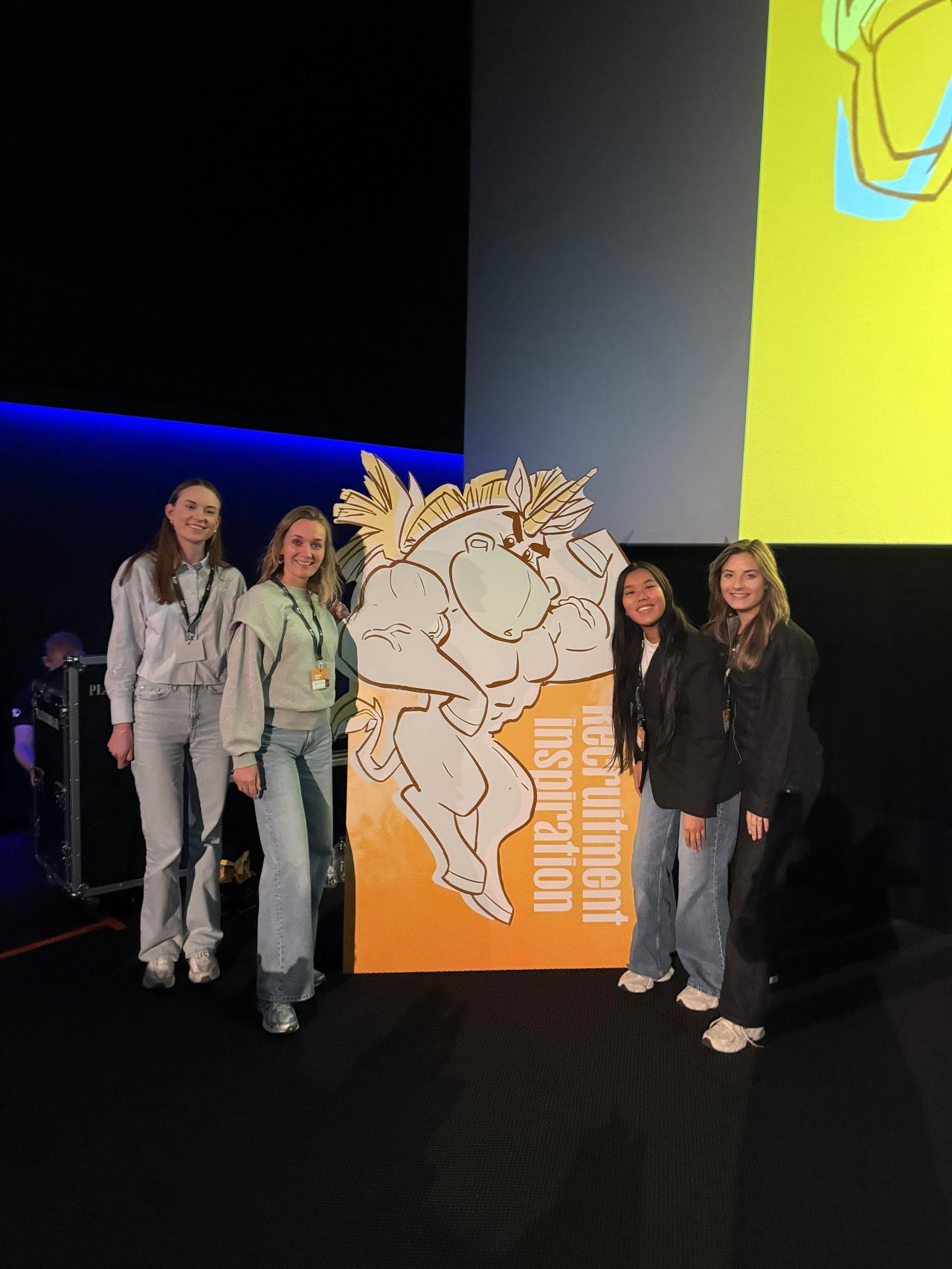 Recruitment, maar dan in de bioscoop. Yess, je leest het goed.

Samen met 3 top collega's van Compagnon zat ik bij Recruitment Inspiration on Steroids in Pathé Breda. En nee, niet voor een relaxte film, al voelde het af en toe wel zo in die heerlijke (lig)stoelen. Maar een event vol nieuwe inzichten.

💡 Hoogtepunt? Hoe je een ‘afwijzing’ omtovert in een waardevolle doorverwijzing. En dat freelancers geen bijzaak zijn, maar serieuze business, tijd voor een Chief Freelance Officer binnen het HR-team! Iemand die verantwoordelijk is over alle zaken rondom Freelancers.

Was het inspirerend? Zeker.
Was er popcorn 🍿? Ook dat.
Was het saai? Absoluut niet. 😄

#RecruitmentUnicorns #Event #Compagnon