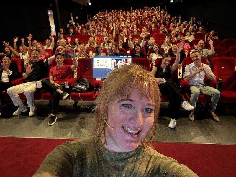 Hoe een volledig uitverkocht Pathe Groningen, Utrecht en Breda eruit zien? Dagvoorzitter Nicol Tadema laat het je even zien op de foto's van onze theater tour:

"𝐑𝐞𝐜𝐫𝐮𝐢𝐭𝐦𝐞𝐧𝐭 𝐈𝐧𝐬𝐩𝐢𝐫𝐚𝐭𝐢𝐨𝐧 𝐨𝐧 𝐒𝐭𝐞𝐫𝐨𝐢𝐝𝐬" ❤️ 

En voor de mensen die nog geen kaarten voor Zwolle hebben, ook die is uitverkocht.. Maarrr... we hebben de grote finale in 𝐀𝐦𝐬𝐭𝐞𝐫𝐝𝐚𝐦 𝐧𝐨𝐠 𝐨𝐩 𝟐𝟓 𝐧𝐨𝐯𝐞𝐦𝐛𝐞𝐫  a.s.

𝐇𝐞𝐭 𝐩𝐫𝐨𝐠𝐫𝐚𝐦𝐦𝐚:

Freelancers zijn toch geen paperclips van Lars Evers 
Niet afwijzen, maar doorverwijzen van The Talentpool Community 
Intermezzo van Nutzy | by Purple Squirrel Effect over inspiratie van Gen-Z
AI in recruitment ontketend – van potentie naar impact van Carv
Rijden op de skills rodeo, met Diana Magielsen van Unique
Mini masterclass grapjes en humor van topartiest Roel C. Verburg

Pauze (ja met popcorn)

De kunst van storytelling van Martin Koolhoven filmmaker en regisseur
Even over die tekst van Werkzoeken.nl
Web van de toekomst met Dirk Driessen van Getnoticed 
Guerilla Recruitment van Arjan Elbers 

𝐌𝐚𝐚𝐫 𝐞𝐫 𝐢𝐬 𝐦𝐞𝐞𝐫:

He?! Ja natuurlijk, het is "Recruitment Inspiration On Steroids ❤️ ". Extra verrassingen tijdens de middag, gratis goodiebag met boeken, popcorn, filmvouchers en hele waardevolle waardebonnen...

Dus kom naar Zwolle (de allerlaatste tickets) of Amsterdam! 𝑻𝒊𝒄𝒌𝒆𝒕𝒔 𝒔𝒍𝒆𝒄𝒉𝒕𝒔 € 𝟗𝟓 (ex btw)

𝐃𝐚𝐭𝐚:

💜 Groningen 04 september 𝐮𝐢𝐭𝐯𝐞𝐫𝐤𝐨𝐜𝐡𝐭 ✅ 
💜 Utrecht 11 september 𝐮𝐢𝐭𝐯𝐞𝐫𝐤𝐨𝐜𝐡𝐭 ✅ 
💜 Breda 09 oktober 𝐮𝐢𝐭𝐯𝐞𝐫𝐤𝐨𝐜𝐡𝐭 ✅ 
💜 Zwolle 06 november 𝐮𝐢𝐭𝐯𝐞𝐫𝐤𝐨𝐜𝐡𝐭 
💜 Amsterdam 25 november tickets verkrijgbaar 

https://lnkd.in/efswjpnv

Ben er snel bij! Laat je inspireren❤️

#recruitmentunicorns #unicornsgroningen #unicornsutrecht 
#unicornsbreda #unicornszwolle #unicornsamsterdam