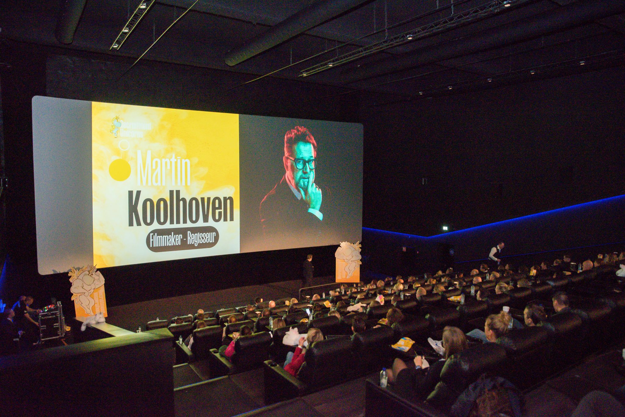 Pathe Breda, 𝐰𝐚𝐭 𝐰𝐚𝐬 𝐣𝐞 𝐥𝐞𝐮𝐤 ❤️ 

De derde editie in een uitverkocht Breda afgelopen donderdag! Ons theaterprogramma:

"𝐑𝐞𝐜𝐫𝐮𝐢𝐭𝐦𝐞𝐧𝐭 𝐈𝐧𝐬𝐩𝐢𝐫𝐚𝐭𝐢𝐨𝐧 𝐨𝐧 𝐒𝐭𝐞𝐫𝐨𝐢𝐝𝐬 ❤️"

Bigger, Better and Bolder en dat alles in een relax-seat... 


𝐇𝐞𝐭 𝐩𝐫𝐨𝐠𝐫𝐚𝐦𝐦𝐚 𝐨𝐧 𝐬𝐭𝐞𝐫𝐨𝐢𝐝𝐬 

Dagvoorzitter Nicol Tadema (hoe werkt inspiratie nou eigenlijk)?
Freelancers zijn toch geen paperclips van Lars Evers 
Niet afwijzen, maar doorverwijzen van The Talentpool Community 
Intermezzo van Nutzy | by Purple Squirrel Effect over inspiratie van Gen-Z
AI in recruitment ontketend – van potentie naar impact van Carv
Rijden op de skills rodeo, met Diana Magielsen van Unique
Mini masterclass grapjes en humor van topartiest Roel C. Verburg

Pauze (ja met popcorn)

De kunst van storytelling van Martin Koolhoven filmmaker en regisseur
Even over die tekst van Werkzoeken.nl
Web van de toekomst met Dirk Driessen van Getnoticed 
Guerilla Recruitment van Arjan Elbers 


𝐌𝐚𝐚𝐫 𝐞𝐫 𝐢𝐬 𝐦𝐞𝐞𝐫:

He?! Ja natuurlijk, het is "Recruitment Inspiration On Steroids". Extra verrassingen tijdens de middag, gratis goodiebag met boeken, popcorn, filmvouchers en hele waardevolle waardebonnen...

𝐃𝐚𝐭𝐚:

💜 Groningen 04 september 𝐮𝐢𝐭𝐯𝐞𝐫𝐤𝐨𝐜𝐡𝐭 ✅ 
💜 Utrecht 11 september 𝐮𝐢𝐭𝐯𝐞𝐫𝐤𝐨𝐜𝐡𝐭 ✅ 
💜 Breda 09 oktober 𝐮𝐢𝐭𝐯𝐞𝐫𝐤𝐨𝐜𝐡𝐭 ✅ 
💜 Zwolle 06 november 𝐮𝐢𝐭𝐯𝐞𝐫𝐤𝐨𝐜𝐡𝐭 ✅ 
💜 Amsterdam 25 november tickets verkrijgbaar !!


Dus kom 25-11 naar Pathé Amsterdam (laatste kans)!
𝑻𝒊𝒄𝒌𝒆𝒕𝒔 𝒔𝒍𝒆𝒄𝒉𝒕𝒔 € 𝟗𝟓 (ex btw)

https://lnkd.in/efswjpnv

Ben er snel bij! Laat je inspireren❤️

#recruitmentunicorns #unicornsgroningen #unicornsutrecht 
#unicornsbreda #unicornszwolle #unicornsamsterdam